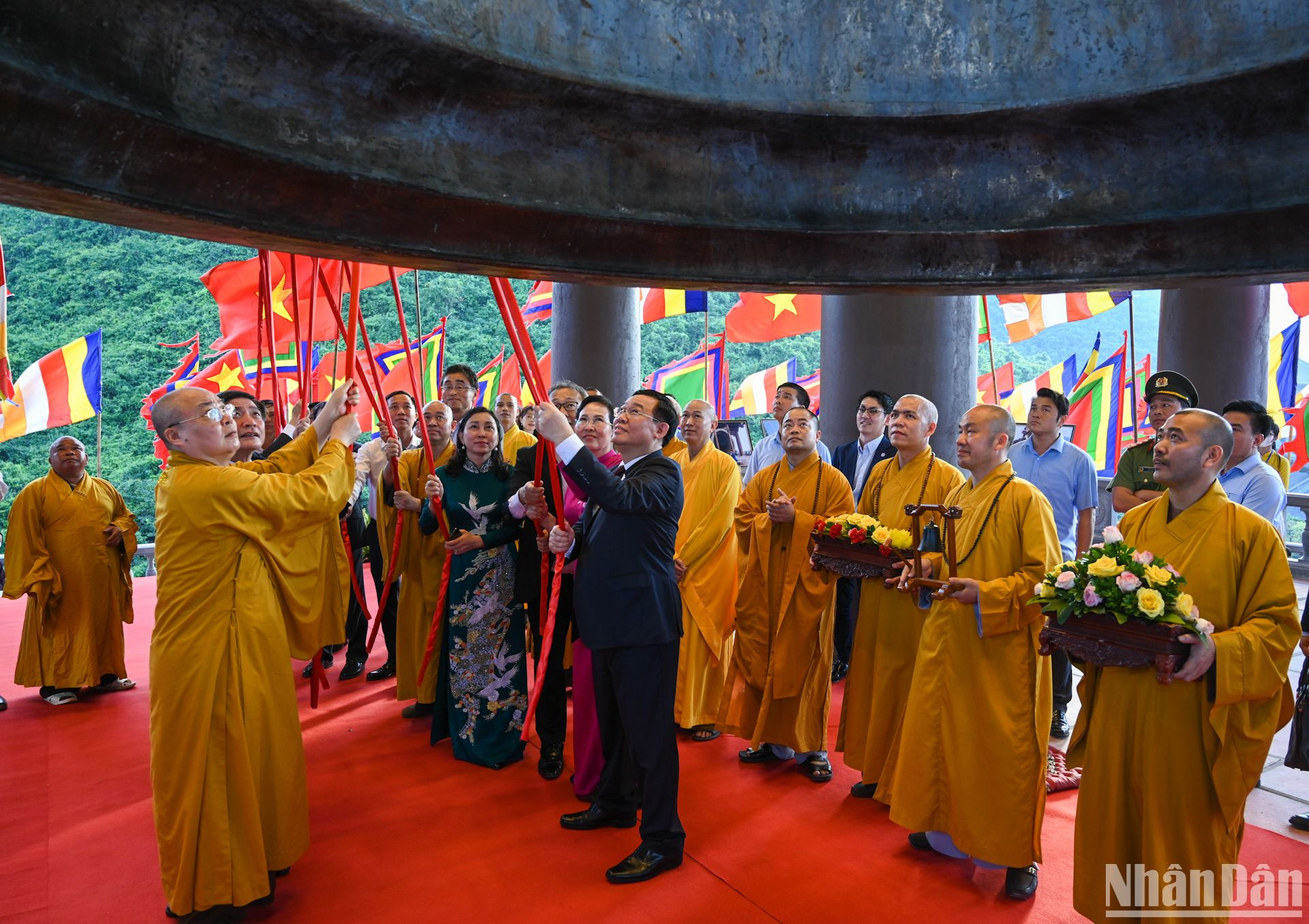 Chủ tịch Quốc hội Vương Đình Huệ và các đại biểu thực hiện nghi thức khánh thành lầu chuông tại Khu du lịch Tam Chúc. Chủ tịch Quốc hội Vương Đình Huệ và các đại biểu thực hiện nghi thức khánh thành lầu chuông tại Khu du lịch Tam Chúc.