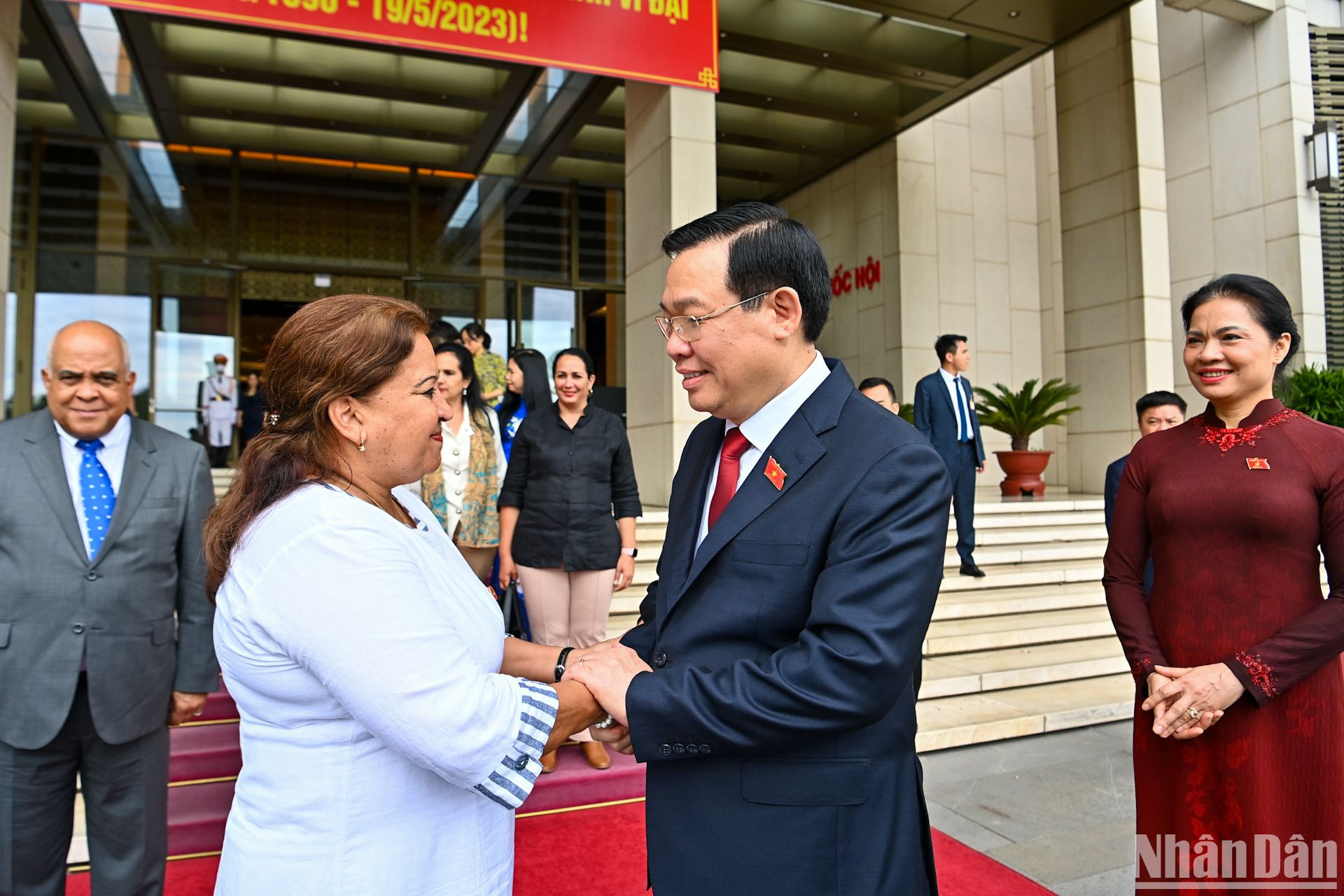 Chủ tịch Quốc hội Vương Đình Huệ tiễn đồng chí Teresa Amarelle Boué sau khi kết thúc buổi tiếp. Chủ tịch Quốc hội Vương Đình Huệ tiễn đồng chí Teresa Amarelle Boué sau khi kết thúc buổi tiếp.