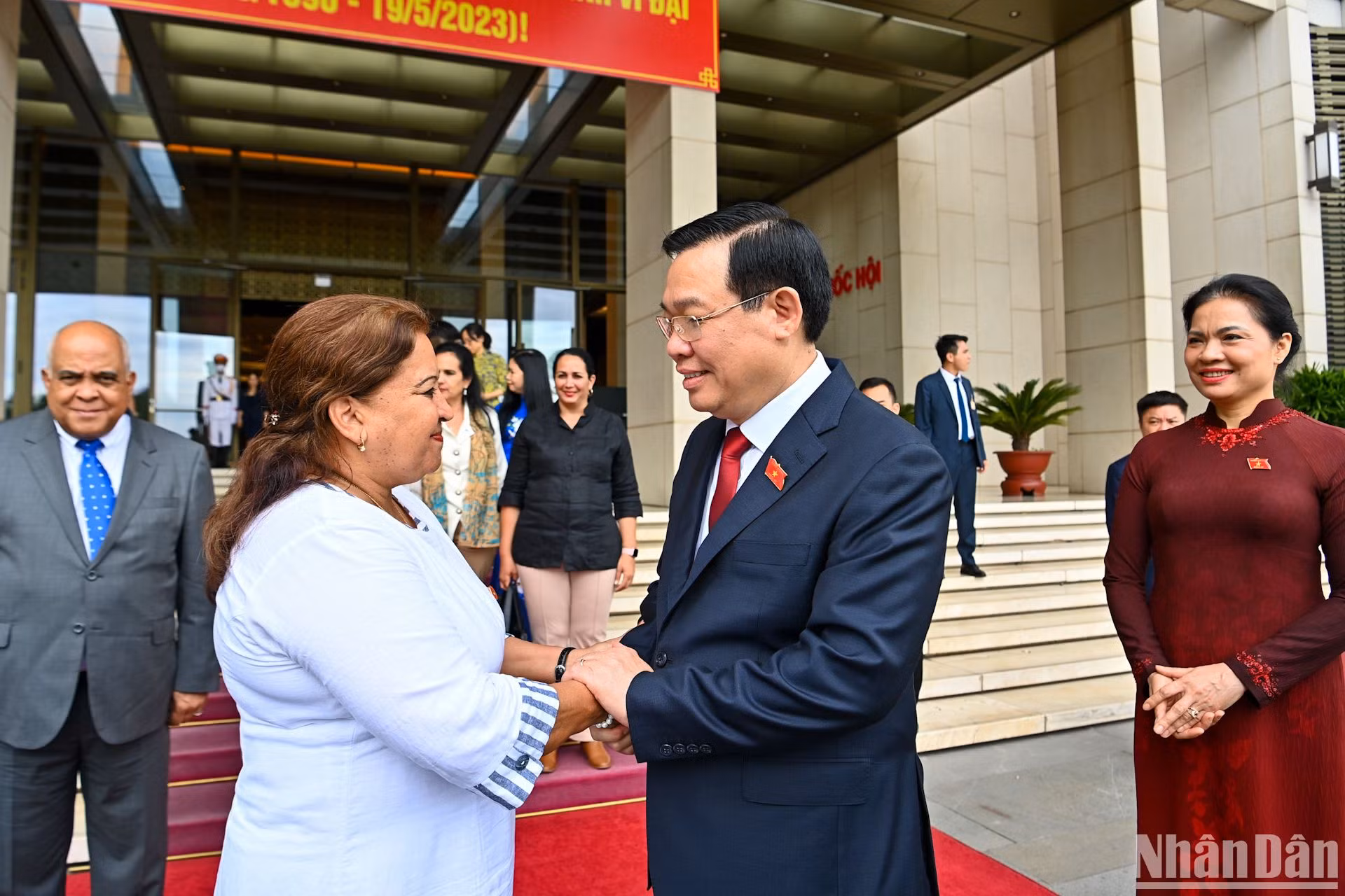 Chủ tịch Quốc hội Vương Đình Huệ tiễn đồng chí Teresa Amarelle Boué sau khi kết thúc buổi tiếp.