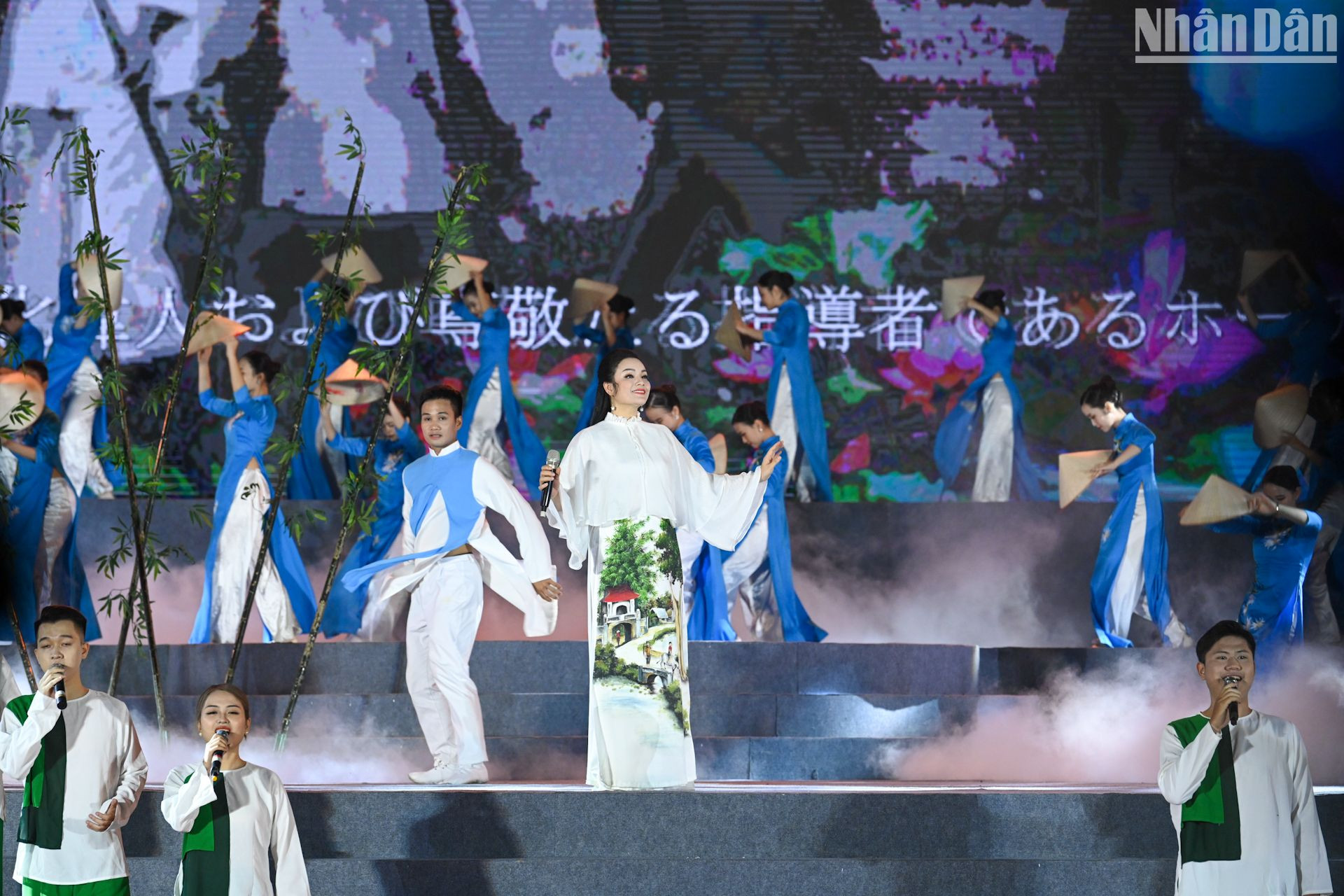 Chương trình nghệ thuật với chủ đề “Tự hào non nước Hà Nam” với 5 chương: “Có một Hà Nam như thế”, “Giao thoa văn hóa”, “Cung đường hành hương”, “Tam Chúc - Khu du lịch sinh thái tâm linh” và “Hương sắc Hà Nam”. Chương trình nghệ thuật với chủ đề “Tự hào non nước Hà Nam” với 5 chương: “Có một Hà Nam như thế”, “Giao thoa văn hóa”, “Cung đường hành hương”, “Tam Chúc - Khu du lịch sinh thái tâm linh” và “Hương sắc Hà Nam”.