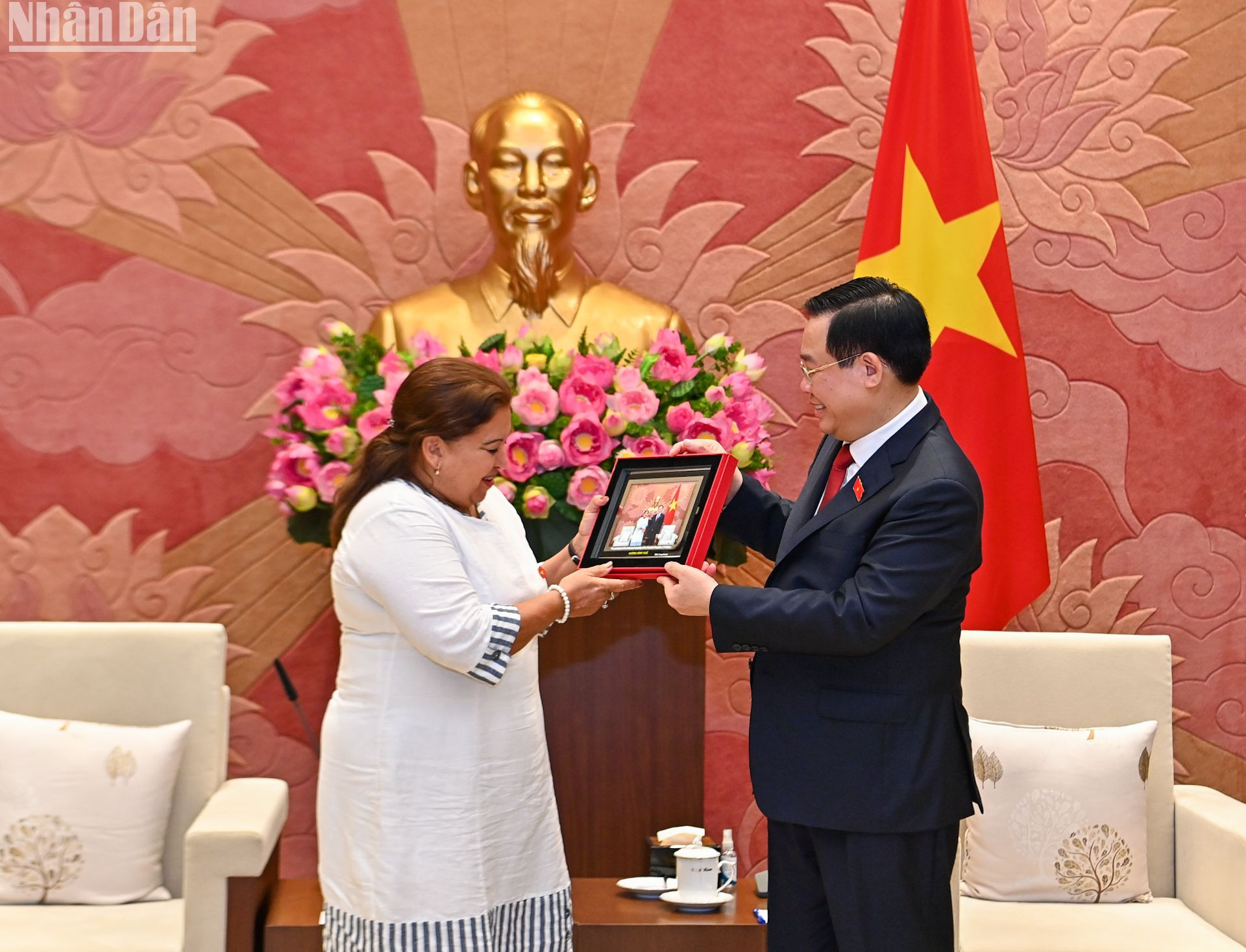 Chủ tịch Quốc hội Vương Đình Huệ tặng quà lưu niệm cho đồng chí Teresa Amarelle Boué. Chủ tịch Quốc hội Vương Đình Huệ tặng quà lưu niệm cho đồng chí Teresa Amarelle Boué.