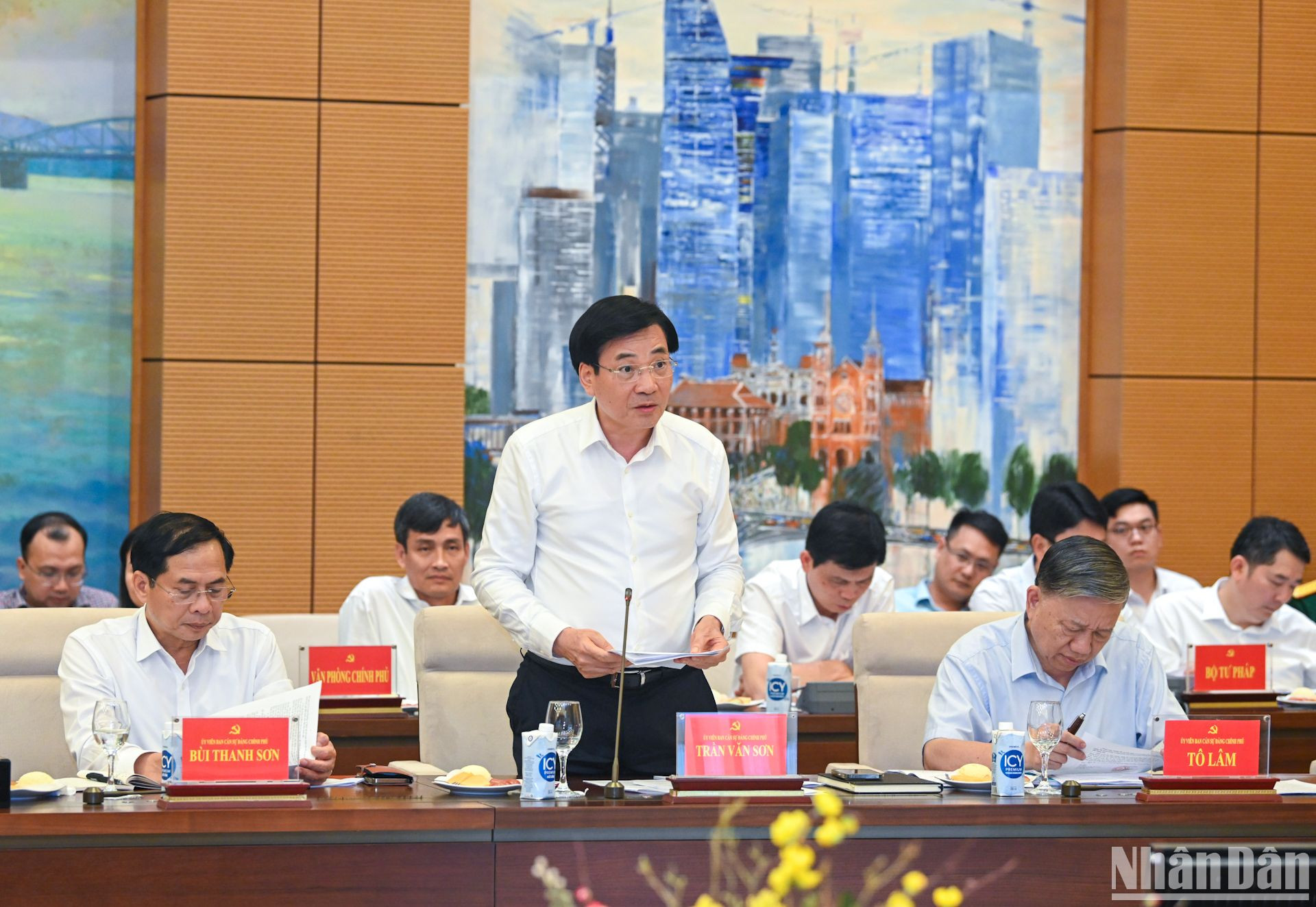 Bộ trưởng, Chủ nhiệm Văn phòng Chính phủ Trần Văn Sơn trình bày báo cáo tại phiên họp.