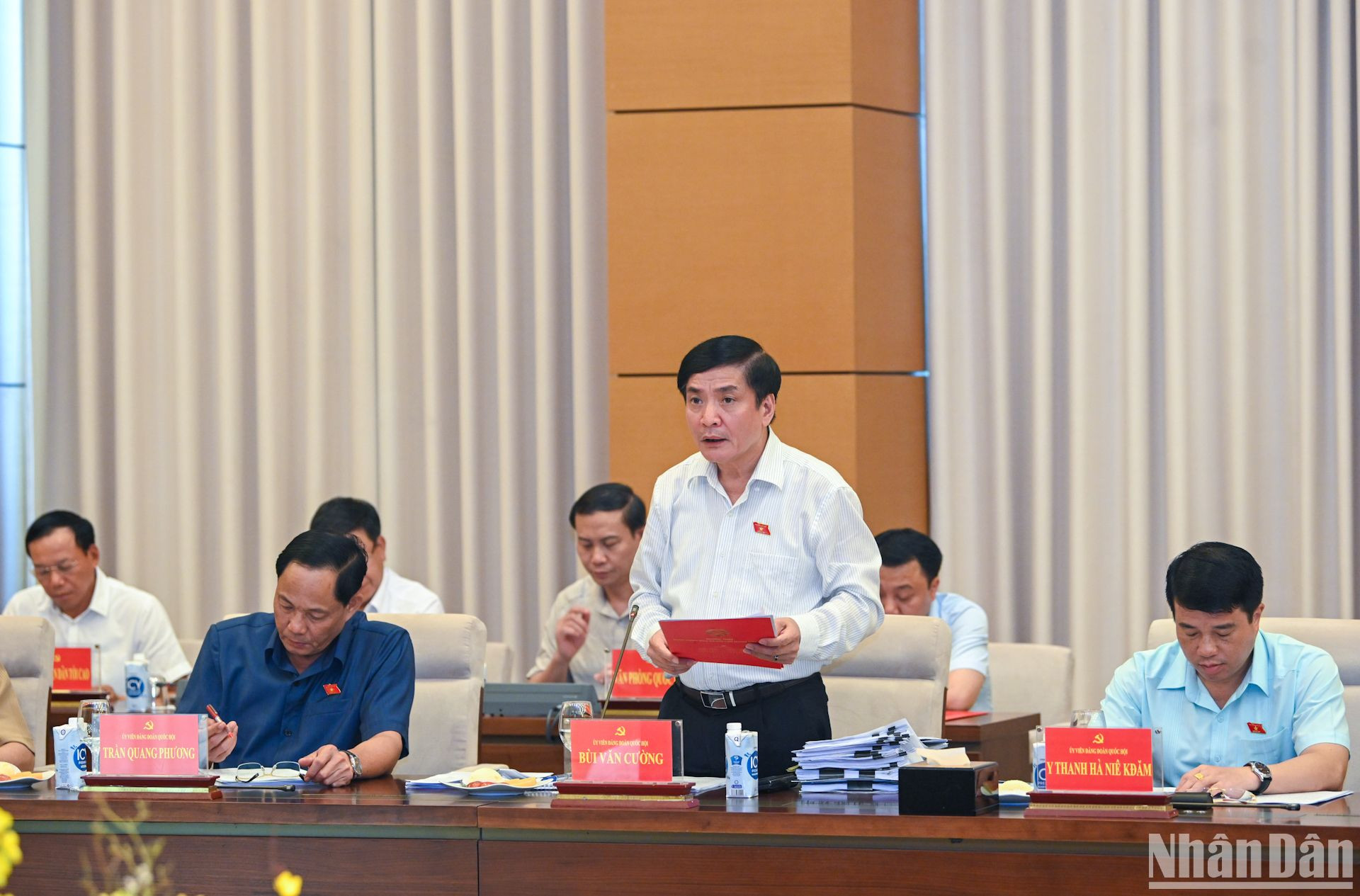 Tổng Thư ký, Chủ nhiệm Văn phòng Quốc hội Bùi Văn Cường trình bày báo cáo tại phiên họp.