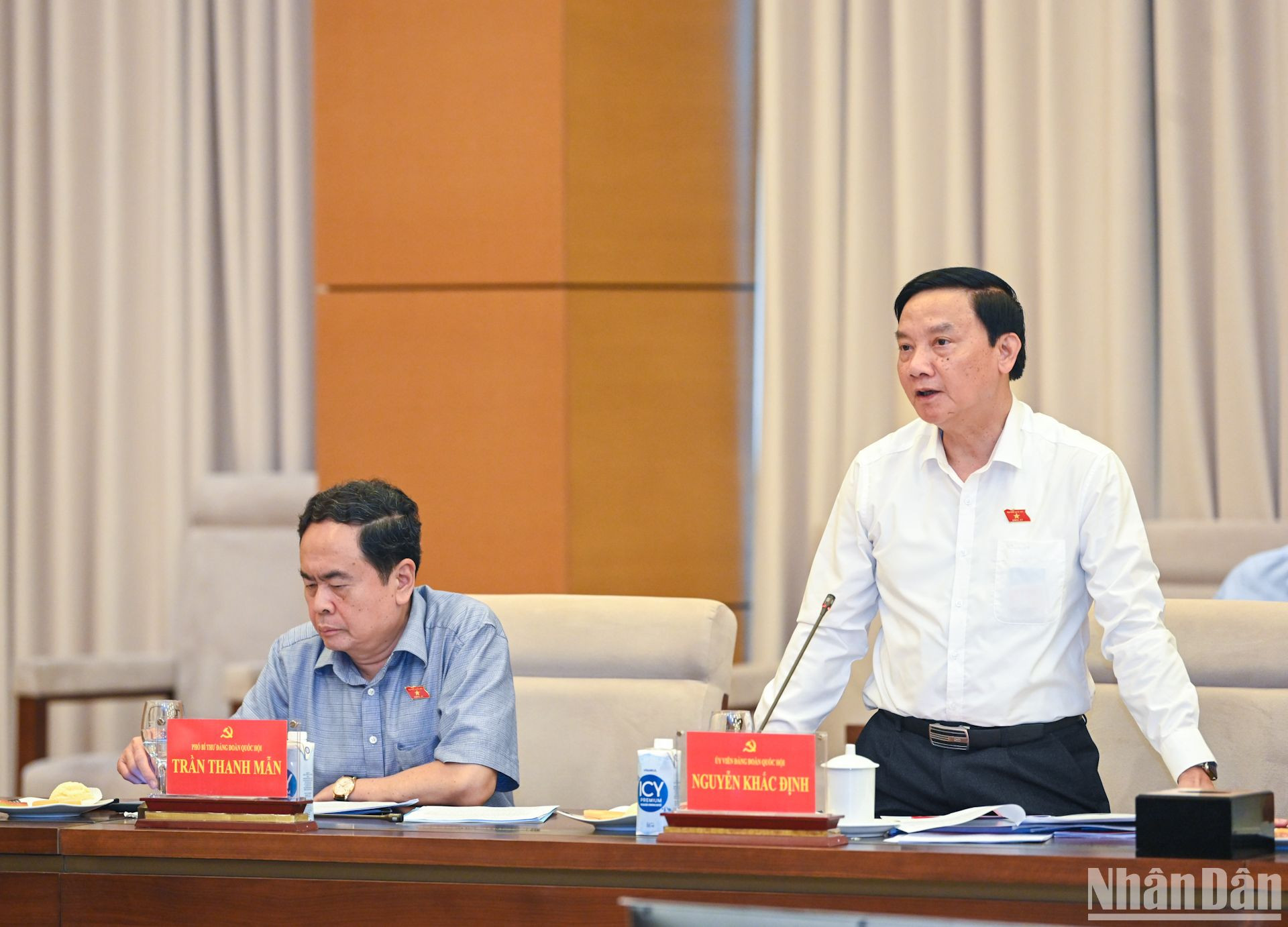 Phó Chủ tịch Quốc hội Nguyễn Khắc Định phát biểu ý kiến tại phiên họp.