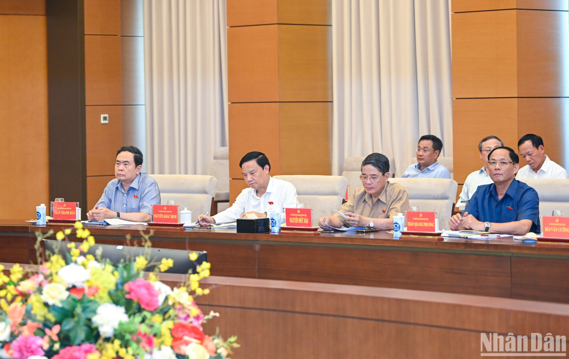 Phó Chủ tịch Thường trực Quốc hội Trần Thanh Mẫn cùng các Phó Chủ tịch Quốc hội và Ủy viên Đảng đoàn Quốc hội dự hội nghị.