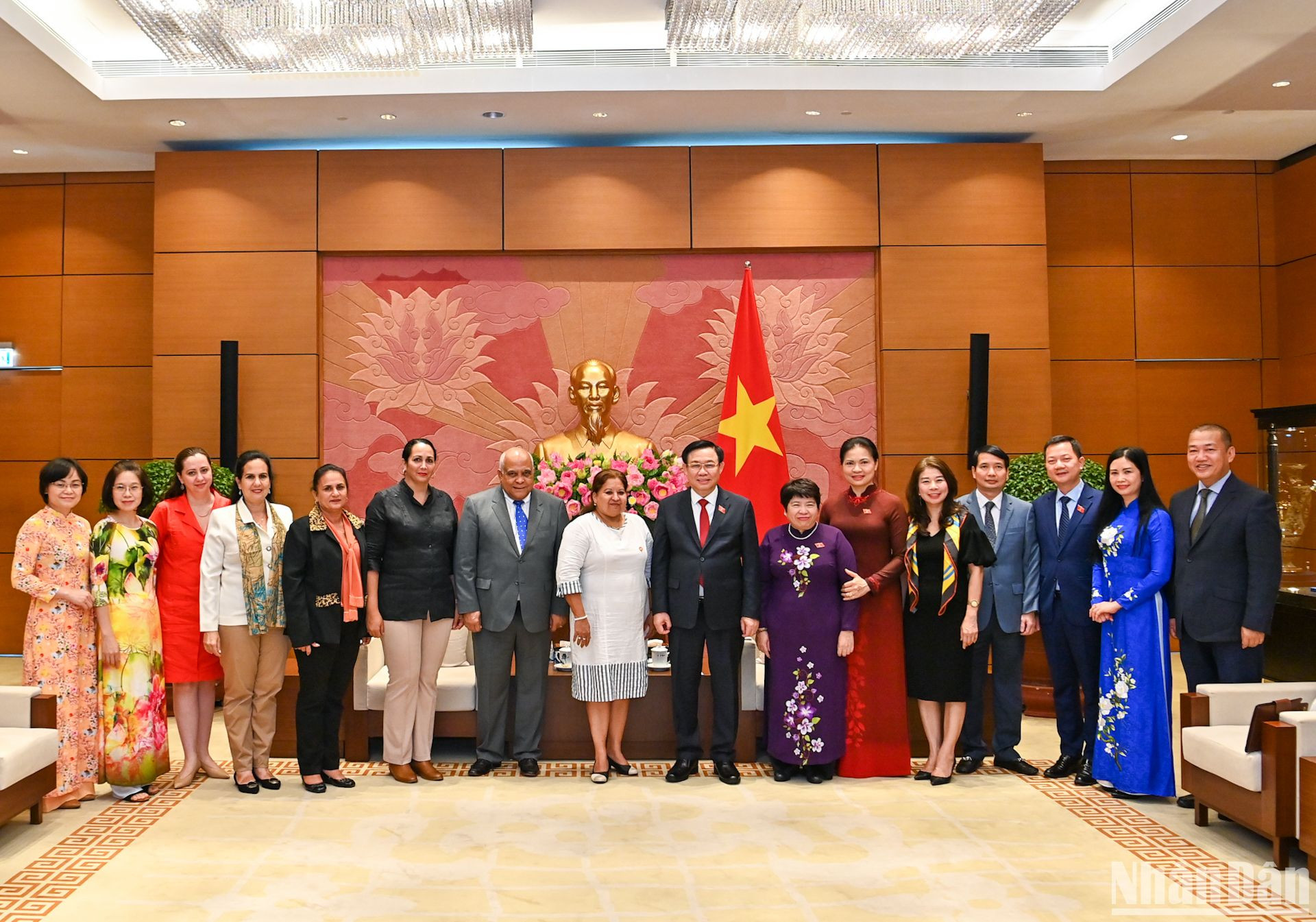 Chủ tịch Quốc hội Vương Đình Huệ và Tổng Thư ký Hội Liên hiệp Phụ nữ Cuba Teresa Amarelle Boué chụp ảnh lưu niệm với đại biểu hai nước dự buổi tiếp. Chủ tịch Quốc hội Vương Đình Huệ và Tổng Thư ký Hội Liên hiệp Phụ nữ Cuba Teresa Amarelle Boué chụp ảnh lưu niệm với đại biểu hai nước dự buổi tiếp.