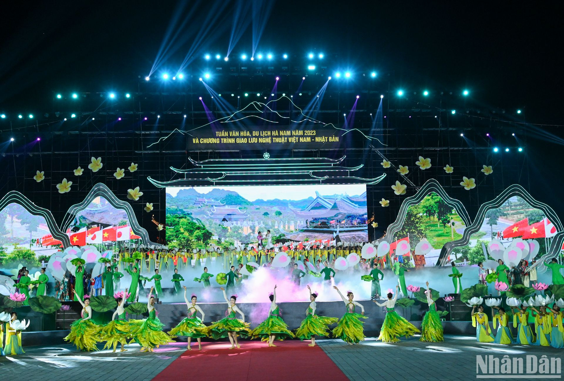 Chương trình nghệ thuật với chủ đề “Hà Nam - Hành trình kết nối” mở đầu lễ khai mạc. Chương trình nghệ thuật với chủ đề “Hà Nam - Hành trình kết nối” mở đầu lễ khai mạc.