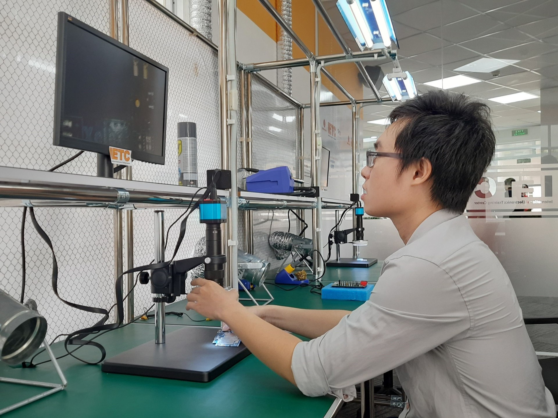 Đào tạo nguồn nhân lực chất lượng cao tại Trung tâm Điện tử và Vi mạch bán dẫn (ESC).