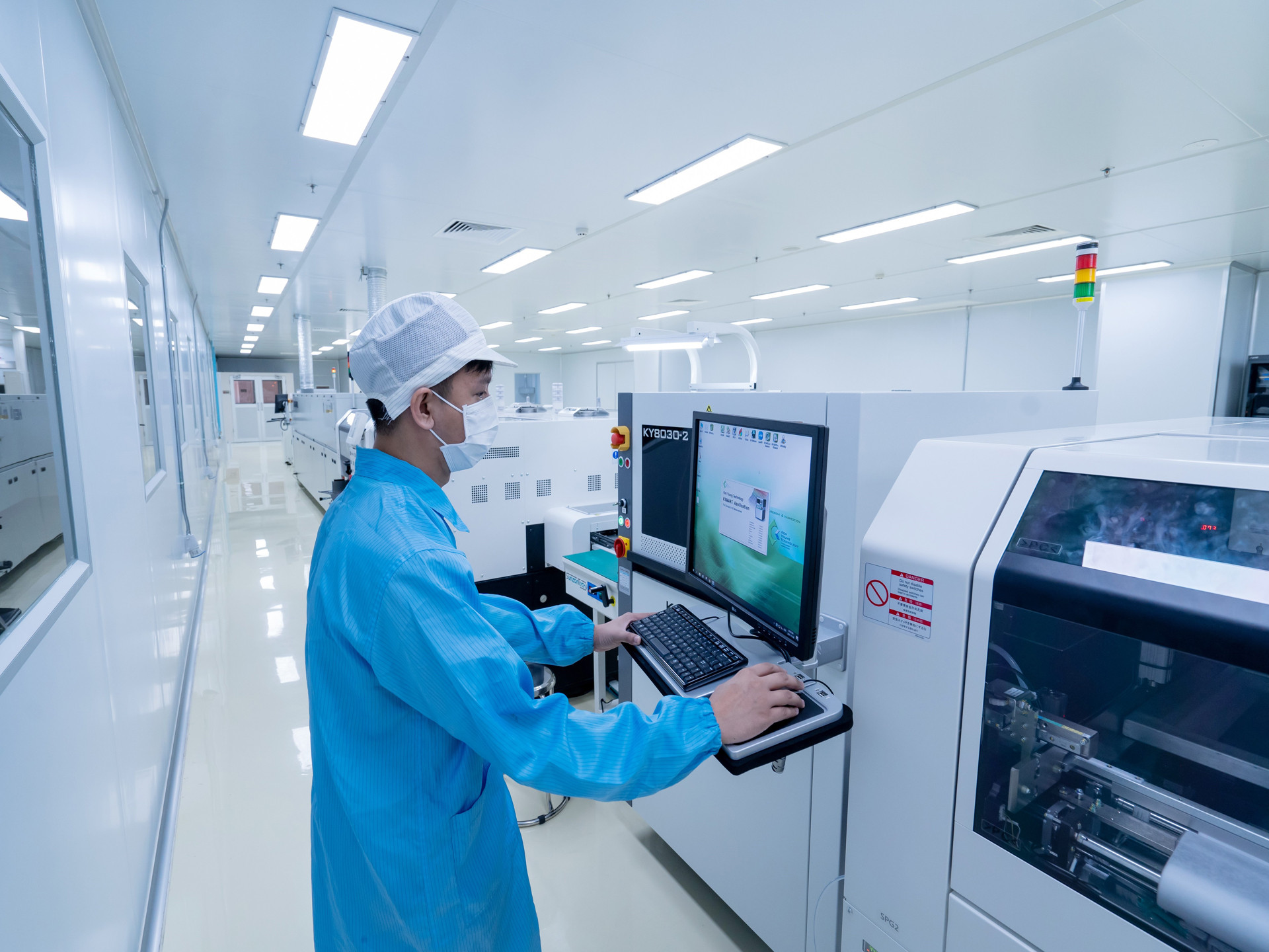 Dây chuyền sản xuất công nghệ cao của Công ty TNHH một thành viên Công nghệ cao Điện Quang, Khu Công nghệ cao Thành phố Hồ Chí Minh.