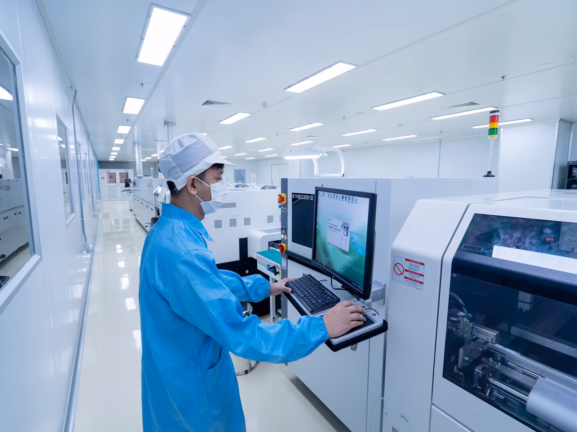 Dây chuyền sản xuất công nghệ cao của Công ty TNHH một thành viên Công nghệ cao Điện Quang, Khu Công nghệ cao Thành phố Hồ Chí Minh.