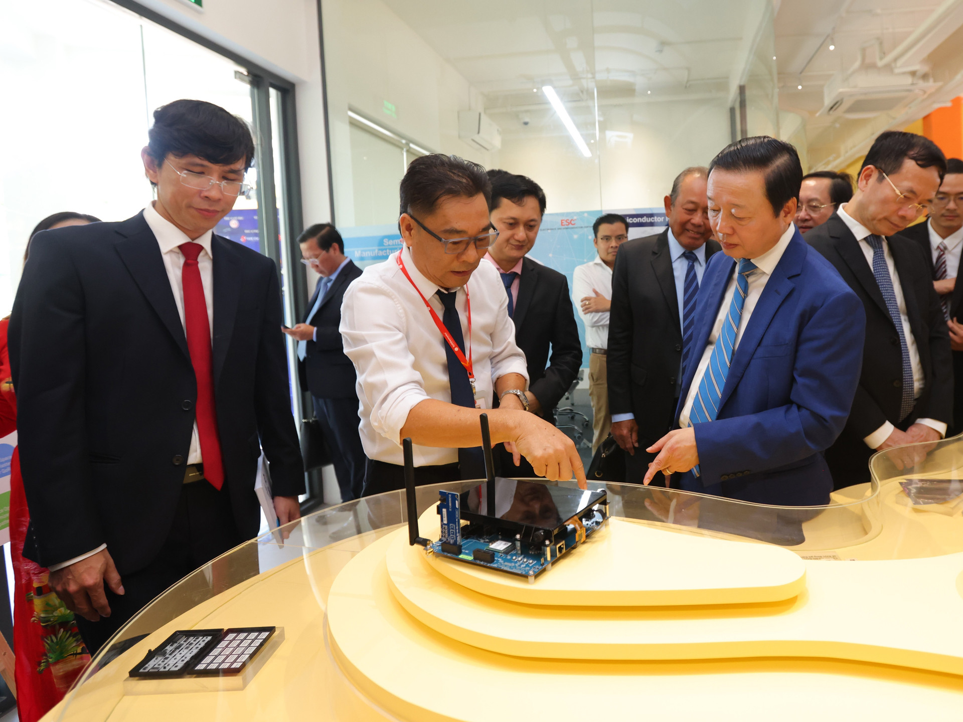 Phó Thủ tướng Chính phủ Trần Hồng Hà thăm Trung tâm Điện tử và Vi mạch bán dẫn (ESC).