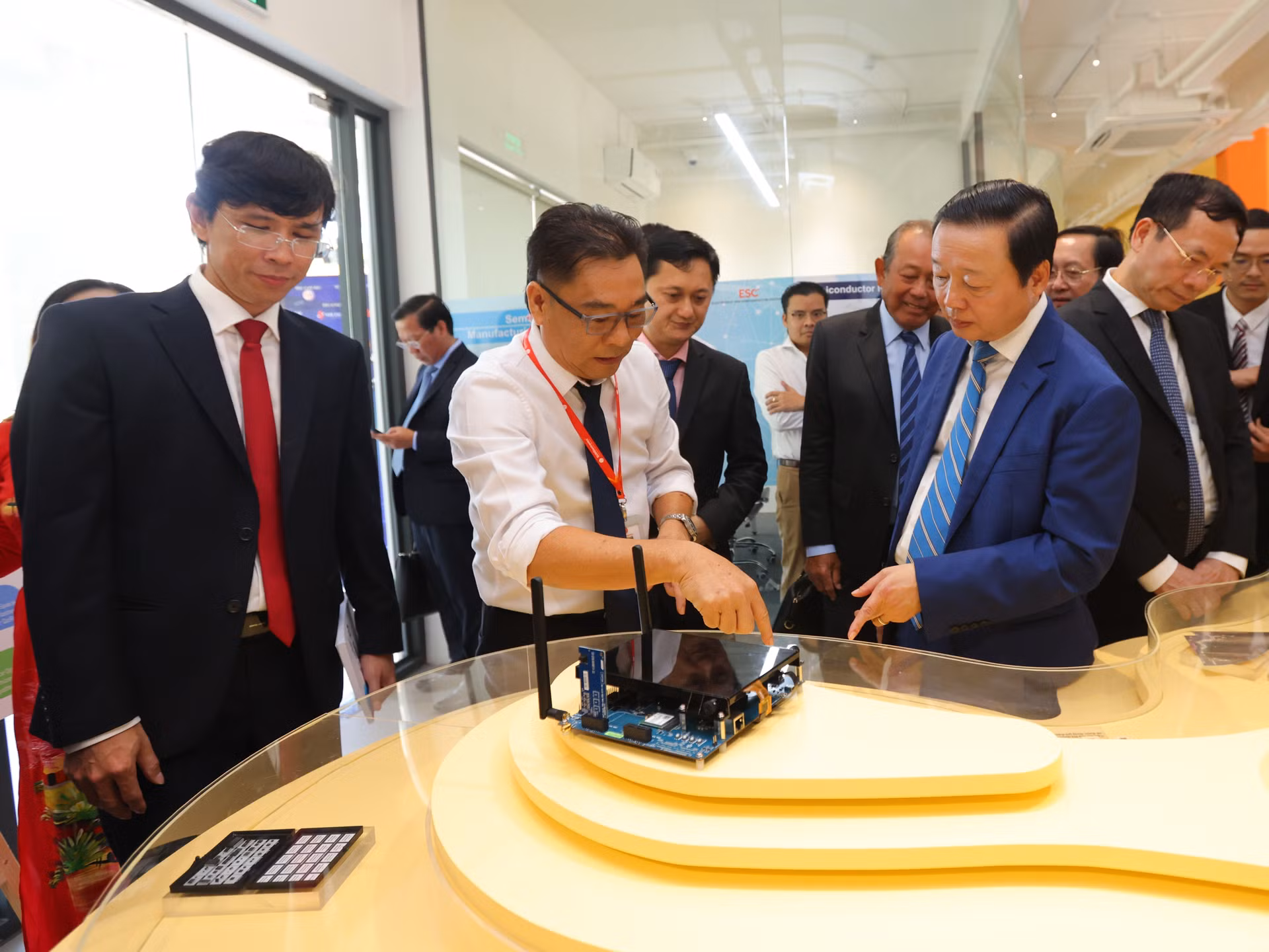 Phó Thủ tướng Chính phủ Trần Hồng Hà thăm Trung tâm Điện tử và Vi mạch bán dẫn (ESC).