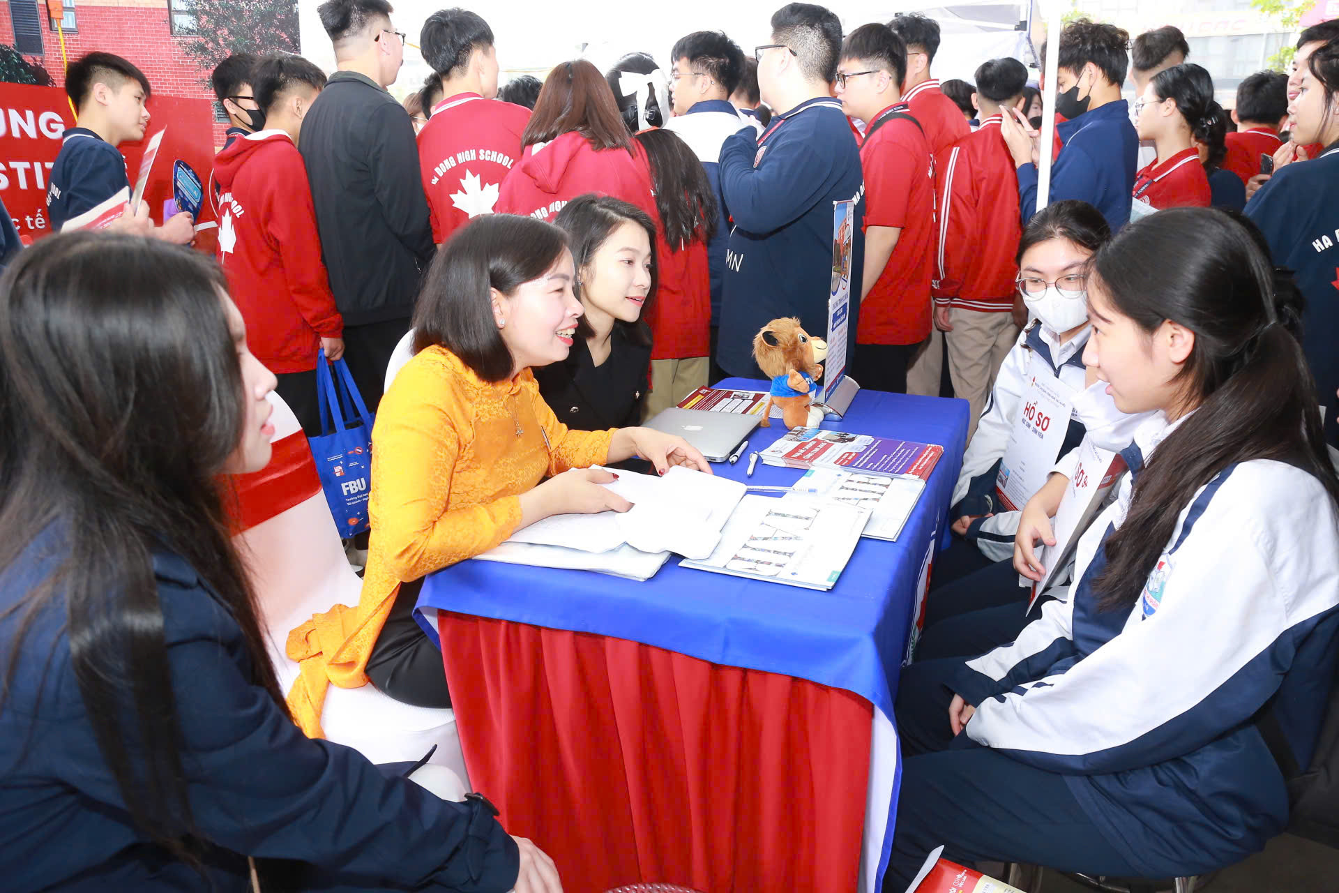 Khu vực tư vấn tuyển sinh tại chỗ của đại diện các trường đại học, cao đẳng giới thiệu cụ thể về chương trình đào tạo, học phí, chỉ tiêu và các chính sách hỗ trợ sinh viên.