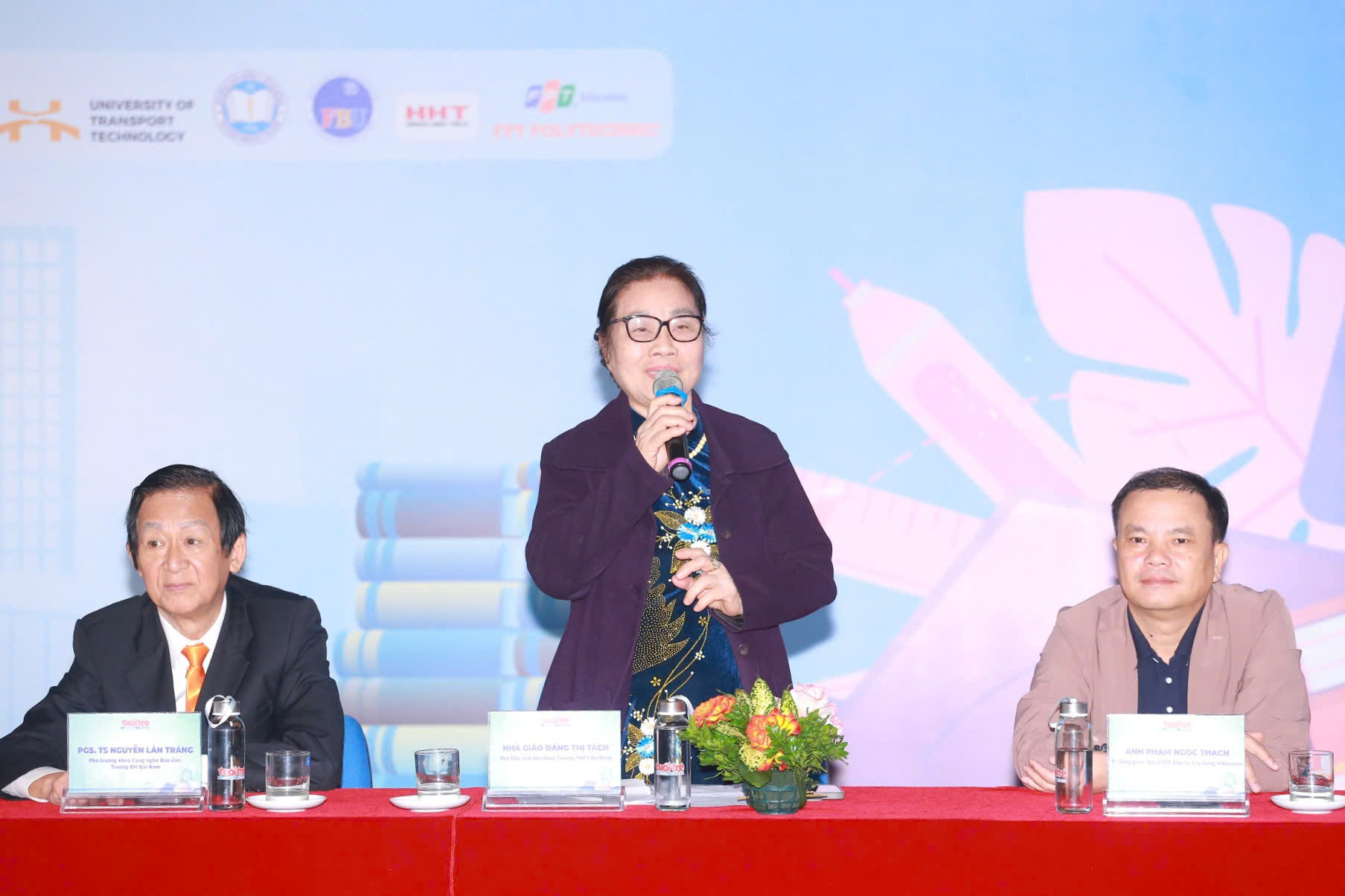 Các đại biểu tham gia tư vấn cho học sinh. Trong ảnh, nhà giáo Đặng Thị Tách, Phó Chủ tịch Hội đồng Trường THPT Hà Đông chia sẻ học sinh nên lựa chọn ngành nghề phù hợp với năng lực, đam mê và hoàn cảnh thực tế.