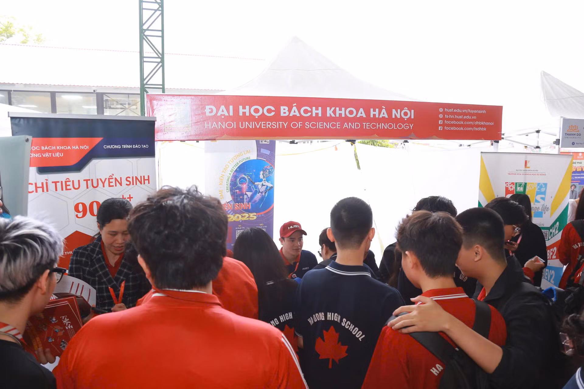 Nhiều đơn vị tên tuổi tham gia chương trình, đem đến các thông tin tuyển sinh hữu ích cho học sinh.