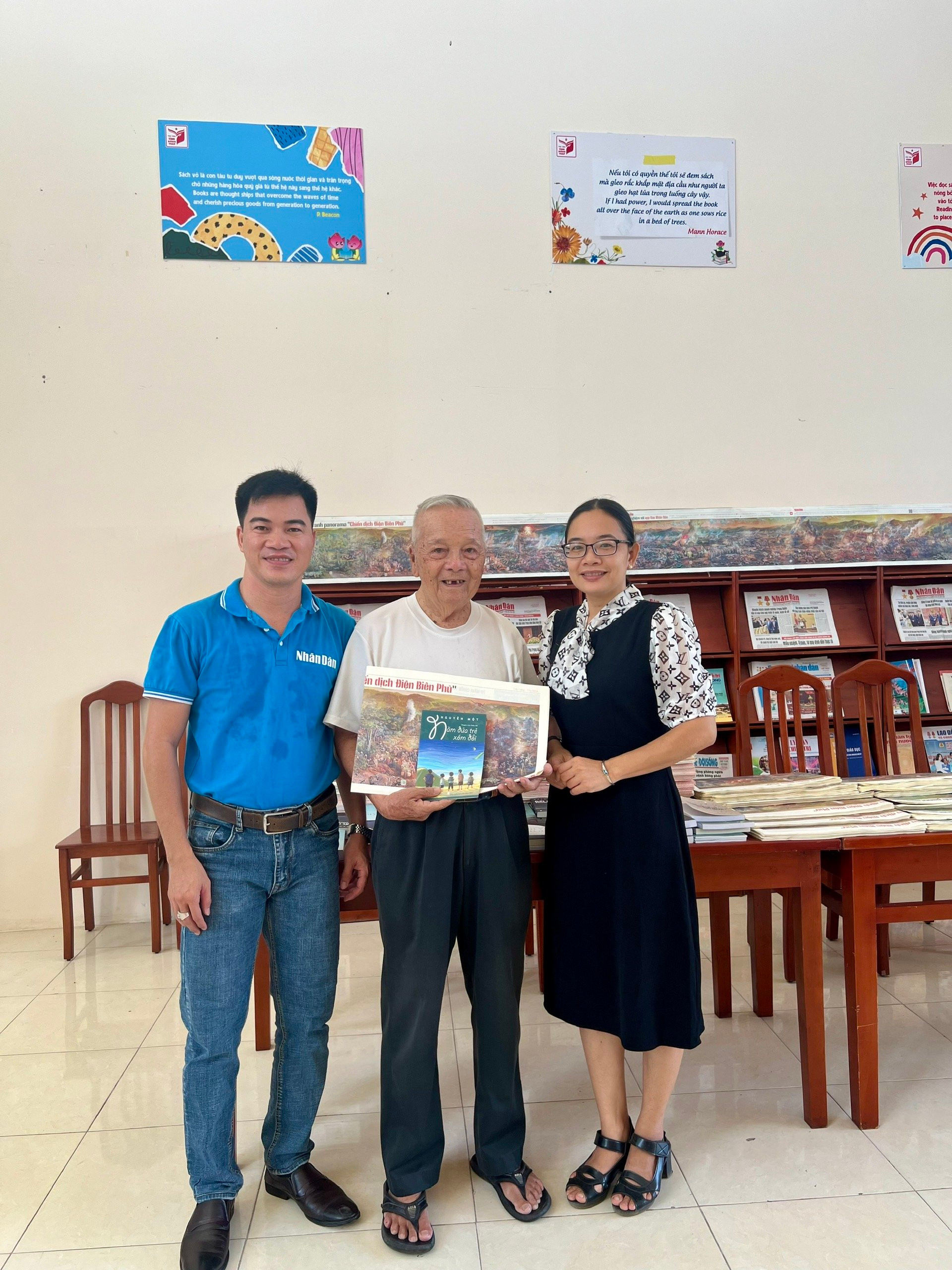 Từ sáng sớm, cụ Nguyễn Văn Tá, 81 tuổi, ngụ khóm Mỹ Hưng, phường 3, thành phố Cao Lãnh, tỉnh Đồng Tháp đã có mặt tại thư viện tỉnh Đồng Tháp để nhận ấn phẩm.