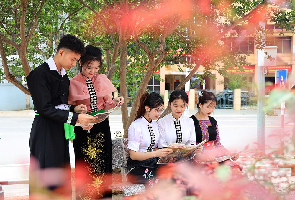 Bạn đọc tỉnh Sơn La đón nhận ấn phẩm đặc biệt của Báo Nhân Dân.