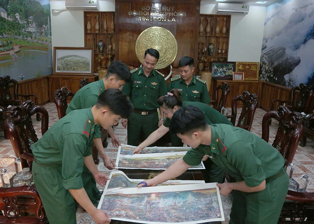 Bạn đọc tỉnh Sơn La đón nhận ấn phẩm đặc biệt của Báo Nhân Dân.