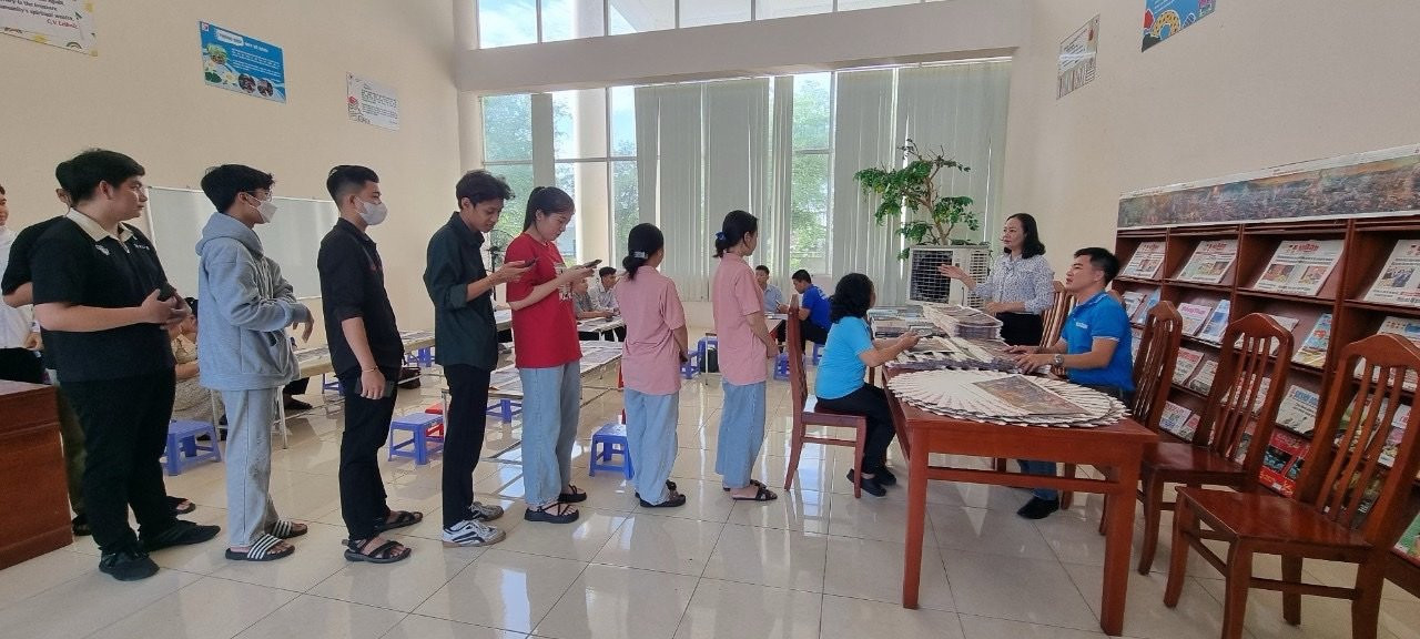 Bạn đọc xếp hàng nhận phụ san tranh panorama “Chiến dịch Điện Biên Phủ”.