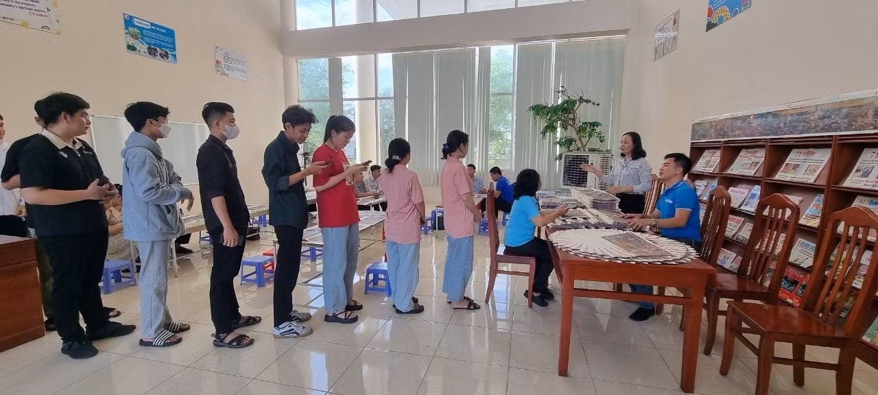 Bạn đọc xếp hàng nhận phụ san tranh panorama “Chiến dịch Điện Biên Phủ”.