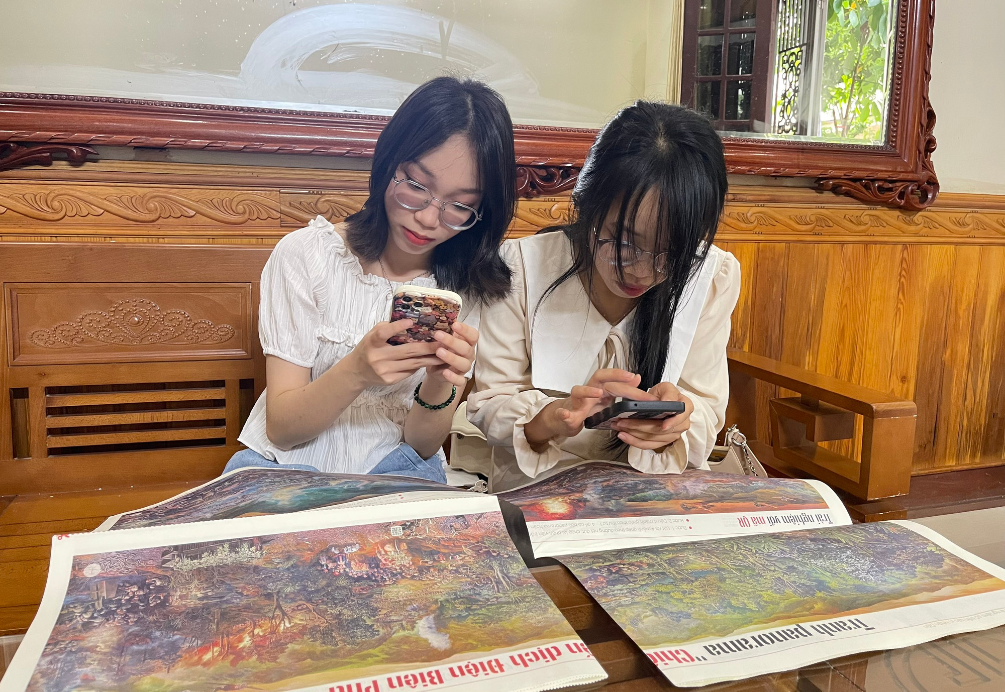 Bạn đọc tỉnh Nam Định đón nhận phụ san tranh panorama Chiến dịch Điện Biên Phủ của Báo Nhân Dân.