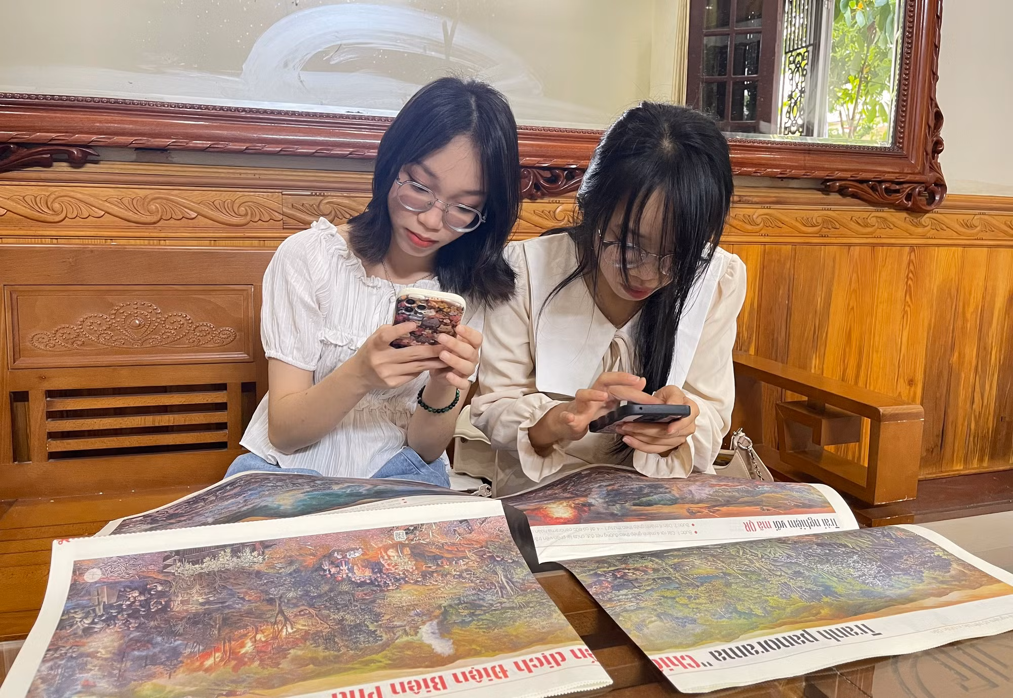 Bạn đọc tỉnh Nam Định đón nhận phụ san tranh panorama Chiến dịch Điện Biên Phủ của Báo Nhân Dân.