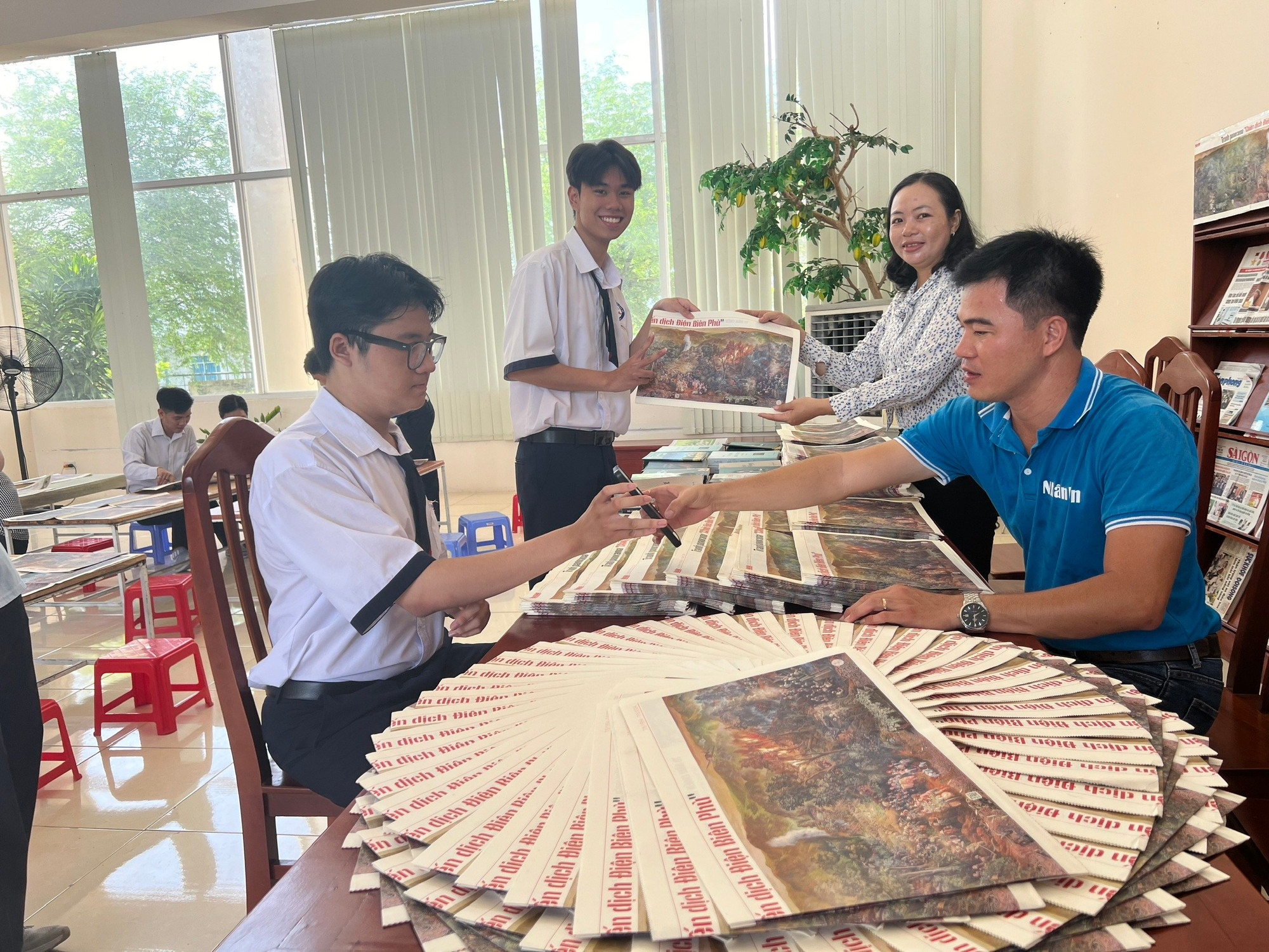 Bạn đọc cung cấp thông tin đã đọc ít nhất 3 tin, bài hoặc tương tác trên các nền tảng của Báo Nhân Dân để được nhận phụ san tranh panorama “Chiến dịch Điện Biên Phủ”.