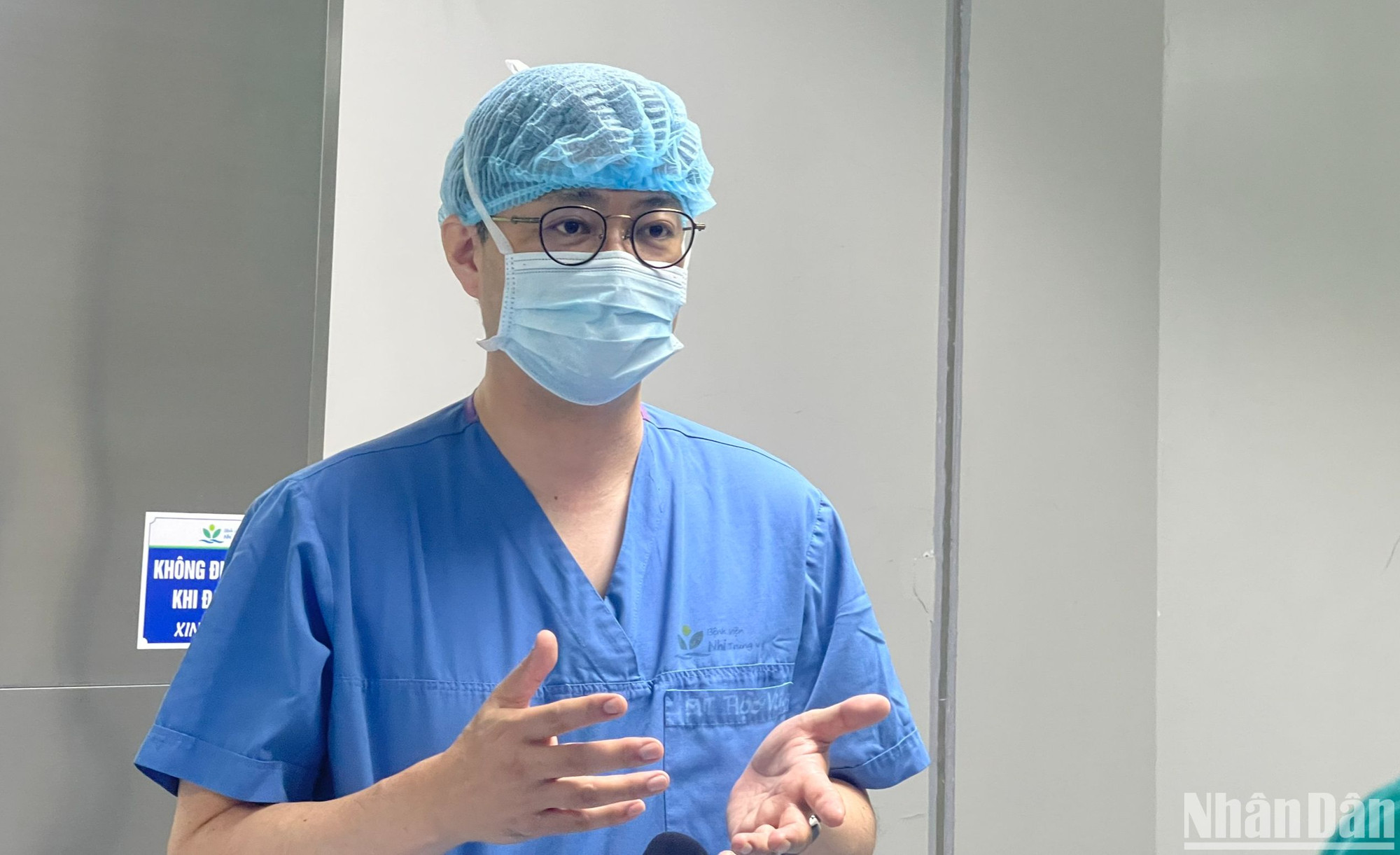 Giáo sư Yasuhiro Kotani, Phó Trưởng khoa Phẫu thuật tim mạch, Bệnh viện Đại học Okayama ngưỡng mộ thành tựu của các bác sĩ tại Bệnh viện Nhi Trung ương. Giáo sư Yasuhiro Kotani, Phó Trưởng khoa Phẫu thuật tim mạch, Bệnh viện Đại học Okayama ngưỡng mộ thành tựu của các bác sĩ tại Bệnh viện Nhi Trung ương.