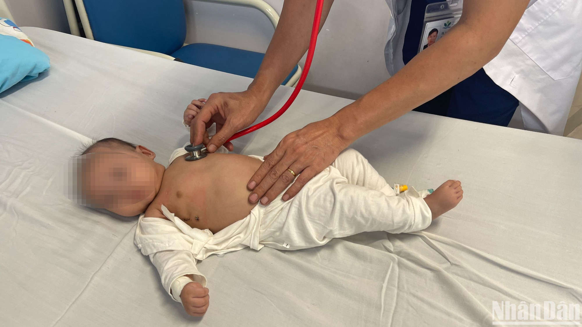 Con gái chị Nguyễn Thị A. có một đường mổ bên nách phải rất nhỏ. Con gái chị Nguyễn Thị A. có một đường mổ bên nách phải rất nhỏ.