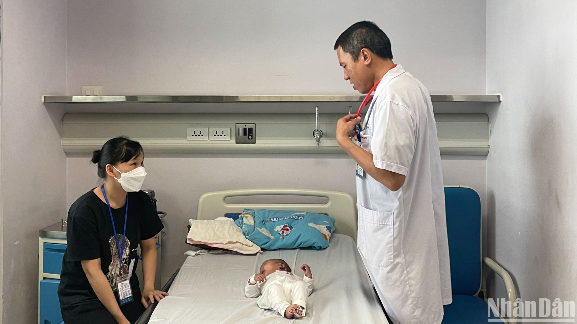 Bác sĩ dặn dò chị Nguyễn Thị A. trước khi xuất viện sau 9 ngày phẫu thuật. Bác sĩ dặn dò chị Nguyễn Thị A. trước khi xuất viện sau 9 ngày phẫu thuật.