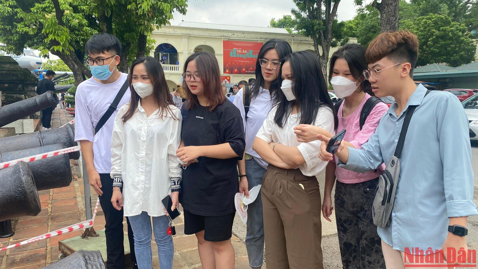 Sinh viên Lê Cẩm Tú (áo đen) cùng các bạn Lớp Kinh tế và Quản lý, K41, Học viện Báo chí-Tuyên truyền tham quan, tìm hiểu về lịch sử tại Bảo tàng Lịch sử Quân sự.