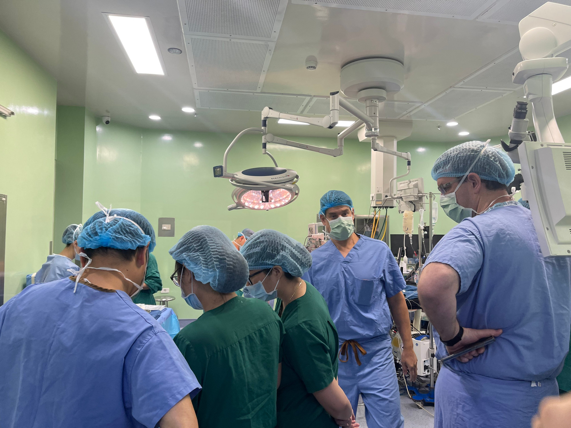 Các chuyên gia nước ngoài và Việt Nam hội chẩn trước ca mổ.
