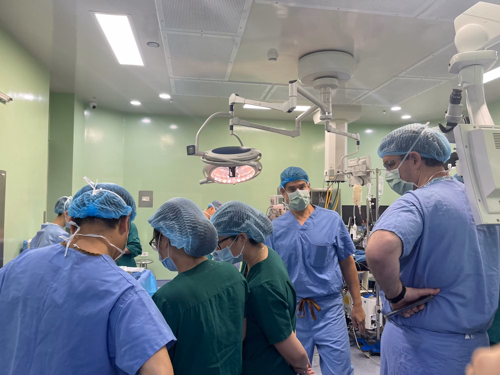 Các chuyên gia nước ngoài và Việt Nam hội chẩn trước ca mổ.