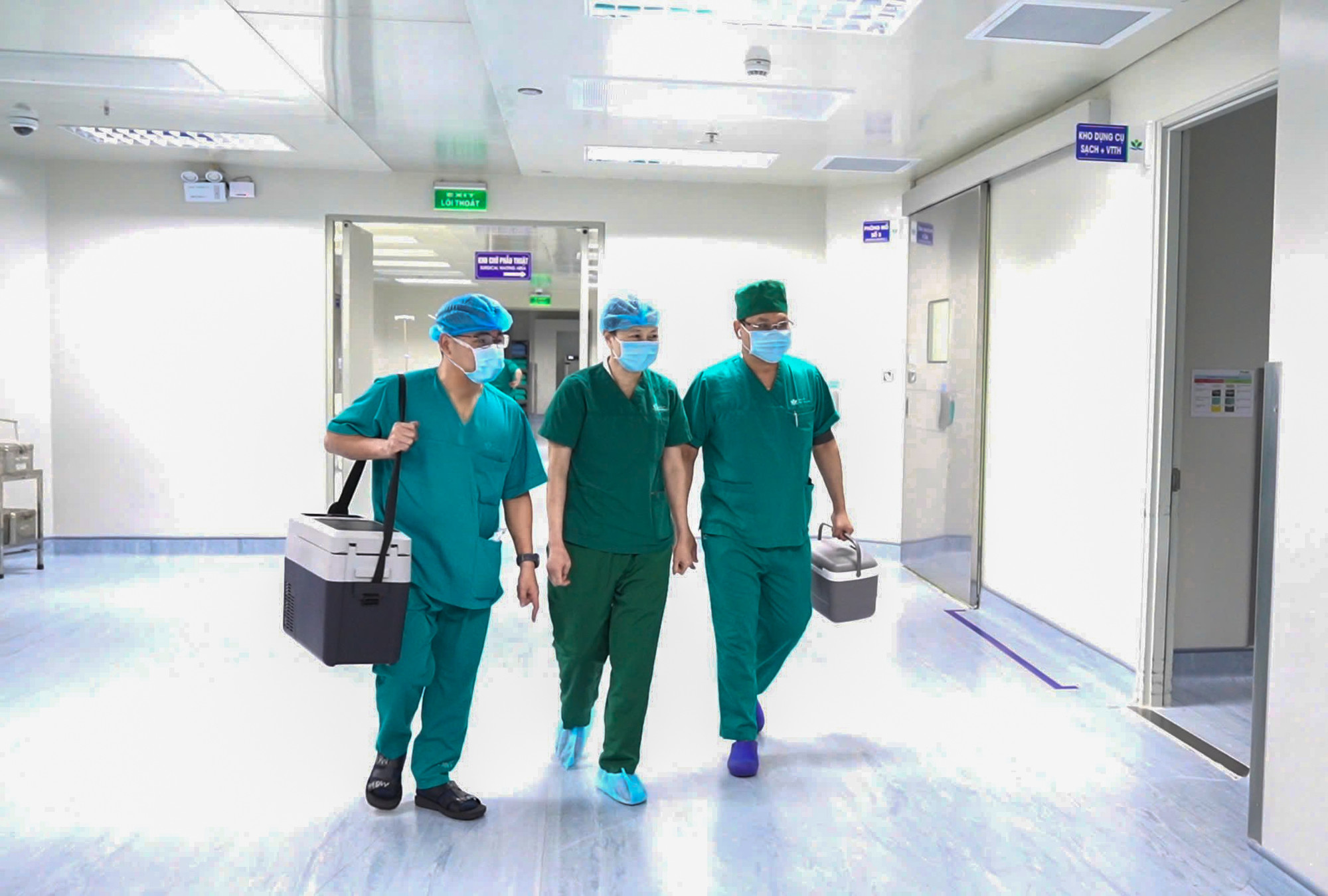 Kíp nhân viên y tế vận chuyển thận từ Bình Dương ra Hà Nội.