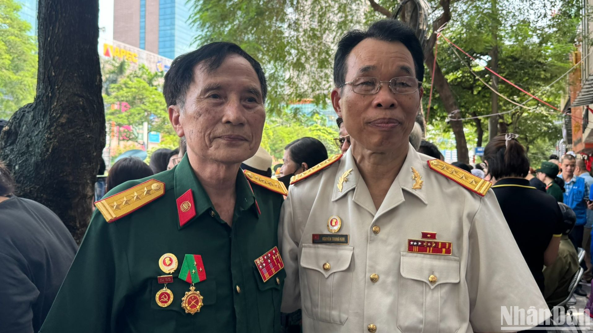 Ông Vũ Minh Hiển (bên trái).