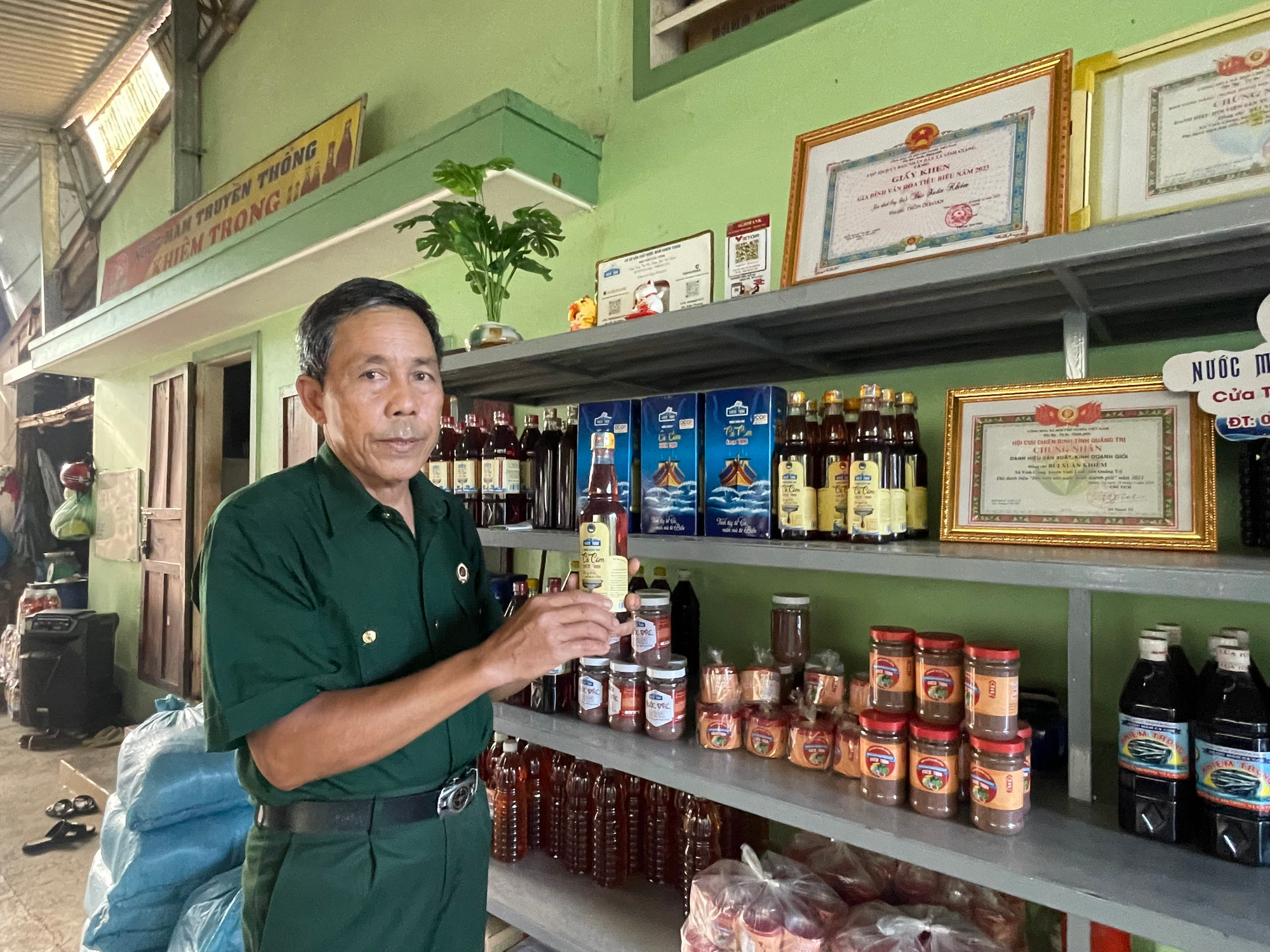 Ông Bùi Xuân Khiêm (thôn Di Loan, xã Vĩnh Giang, huyện Vĩnh Linh, tỉnh Quảng Trị) giữ gìn nước mắm quê hương.