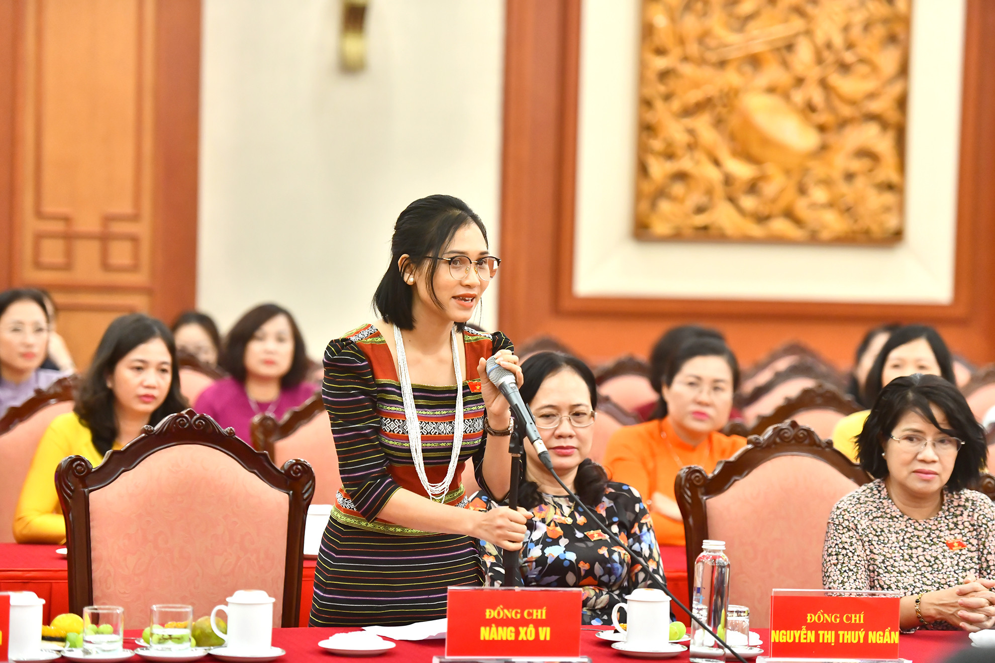 Nữ đại biểu Quốc hội Nàng Xô Vi phát biểu ý kiến tại buổi gặp mặt.