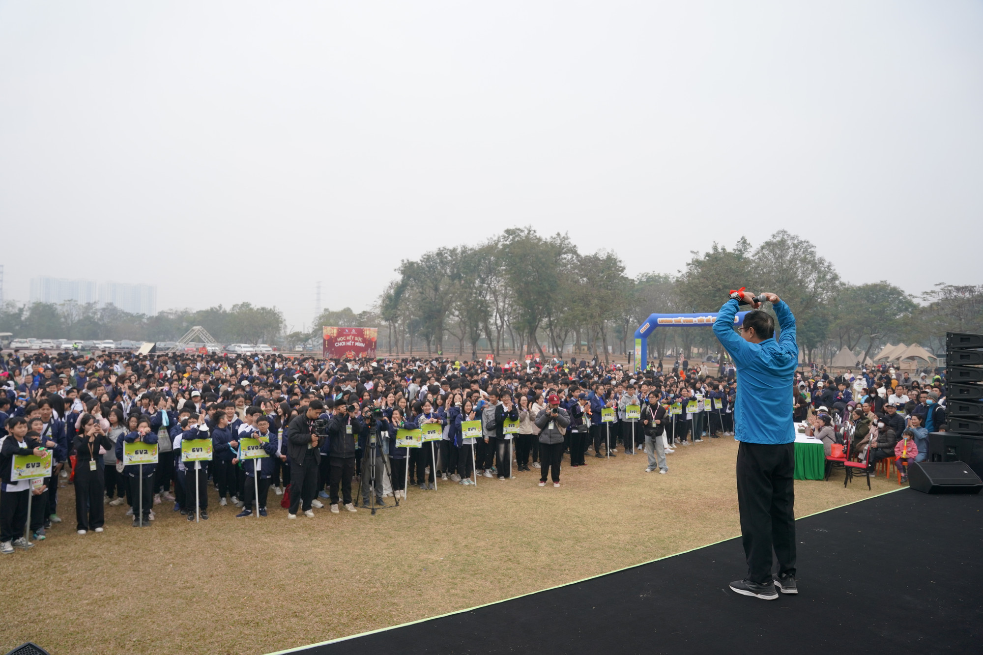 Thầy Nguyễn Quốc Bình, Hiệu trưởng nhà trường chúc các chiến binh Lương Thế Vinh tỏa sáng với tài năng, tinh thần đồng đội, và đặc biệt là vượt qua chính mình trong những hoạt động ý nghĩa sắp tới.