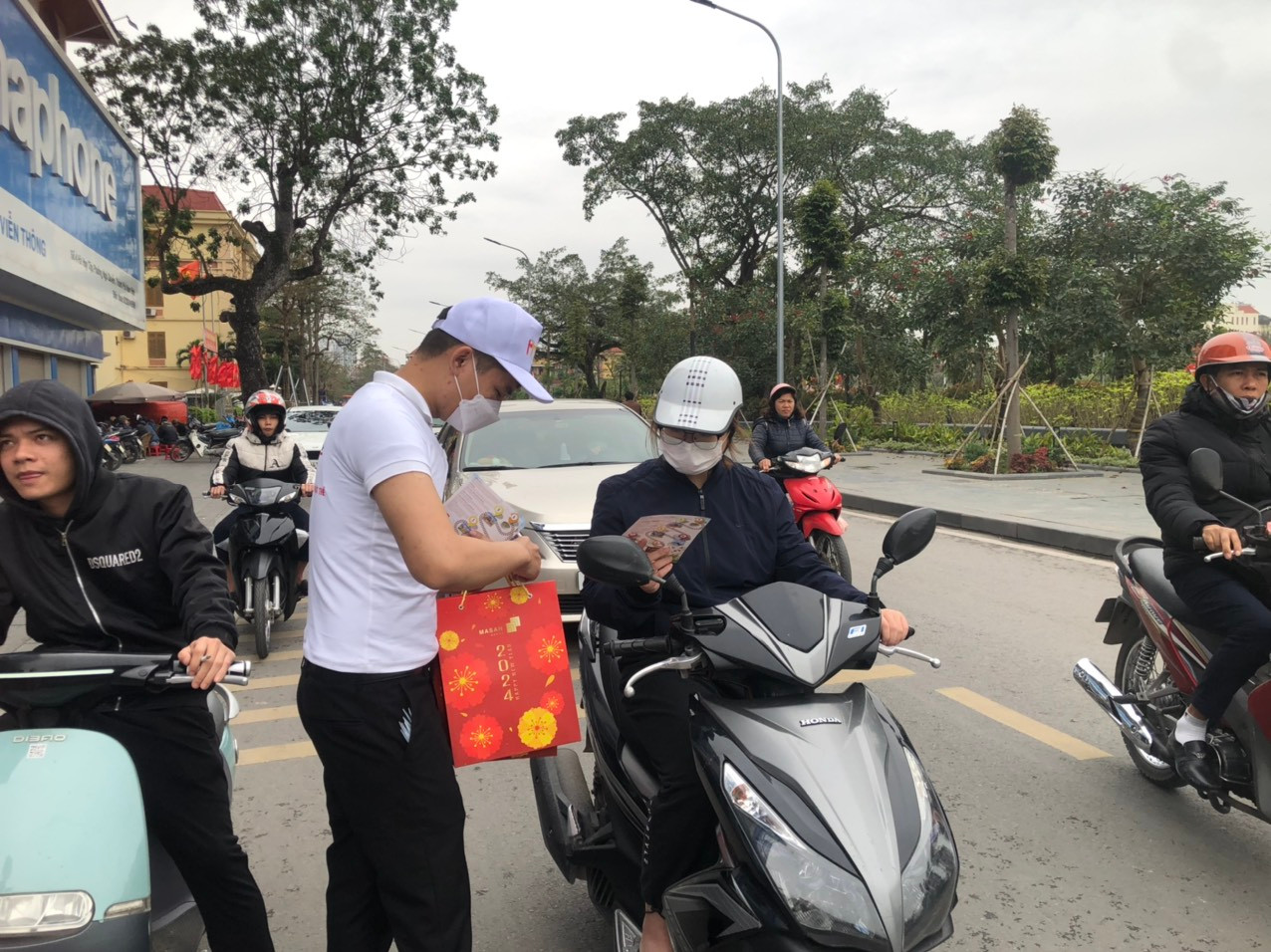 Hoạt động thu hút sự quan tâm của rất nhiều người dân địa phương.