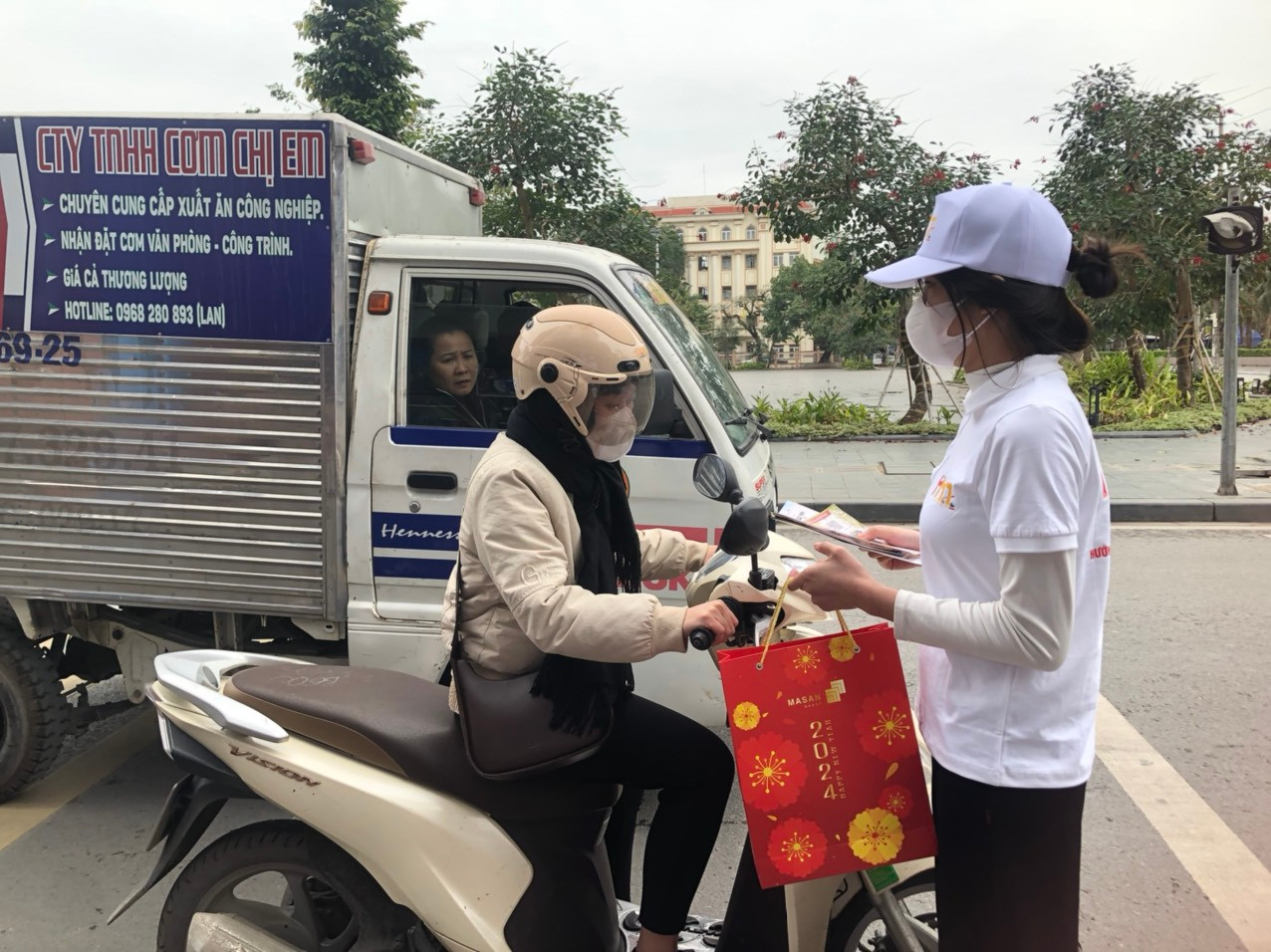 Các bạn trẻ đã đi qua các tuyến đường đi: Đường Trần Thừa, đường Phù Nghĩa, đường Hàn Thuyên, đường Hùng Vương, đường Lê Hồng Phong, đường Trần Phú, đường Trần Hưng Đạo, đường Đại Lộ Đông A…. phát tờ rơi quảng bá nội dung chương trình Festival Phở.