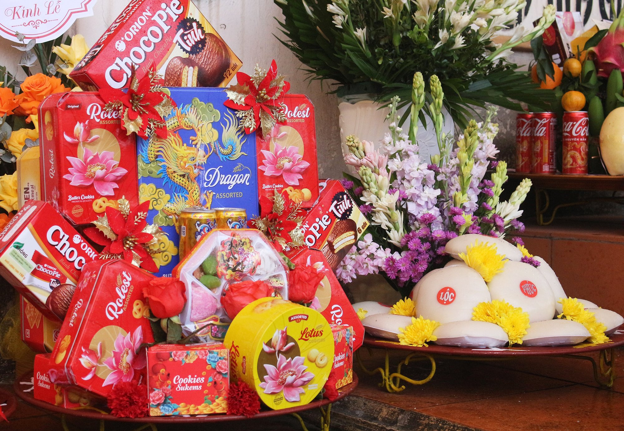 Bánh chưng, bánh giầy là hai vật phẩm không thể thiếu, được người dân phường Minh Nông dâng lên để tưởng nhớ công lao của các Vua Hùng đã có công dựng nước.