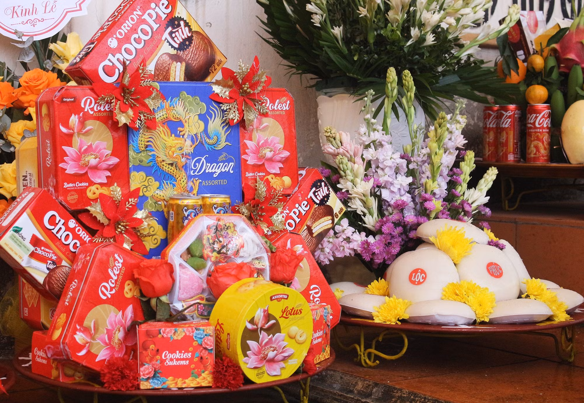 Bánh chưng, bánh giầy là hai vật phẩm không thể thiếu, được người dân phường Minh Nông dâng lên để tưởng nhớ công lao của các Vua Hùng đã có công dựng nước.
