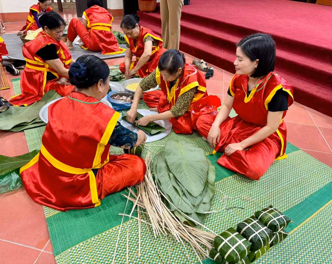 Trước đó, phường Minh Nông đã tổ chức thi gói bánh chưng, giã bánh giầy dâng lên các Vua Hùng.