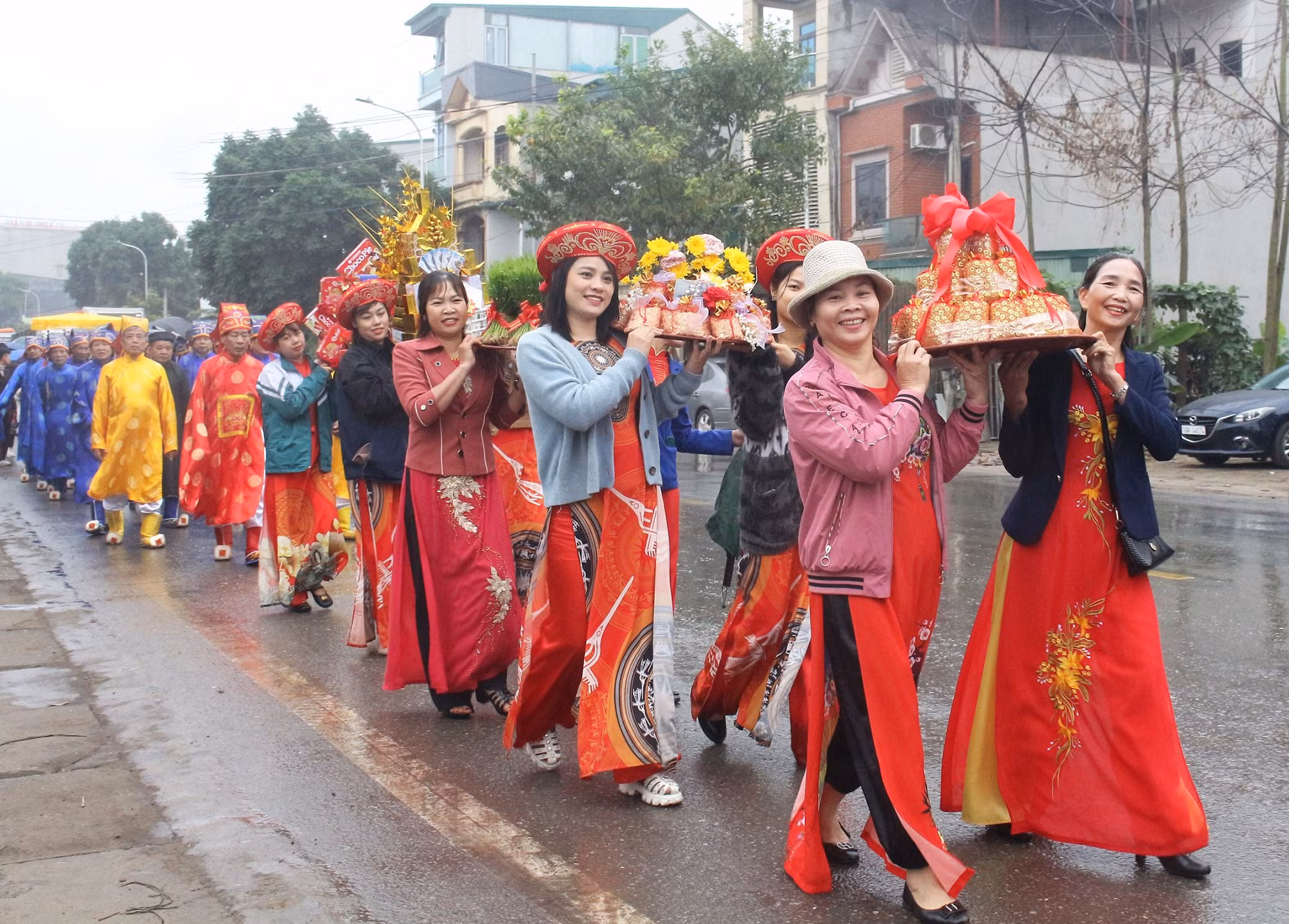 Mở đầu là màn rước các lễ vật của người dân phường Minh Nông về Đàn Tịch Điền.