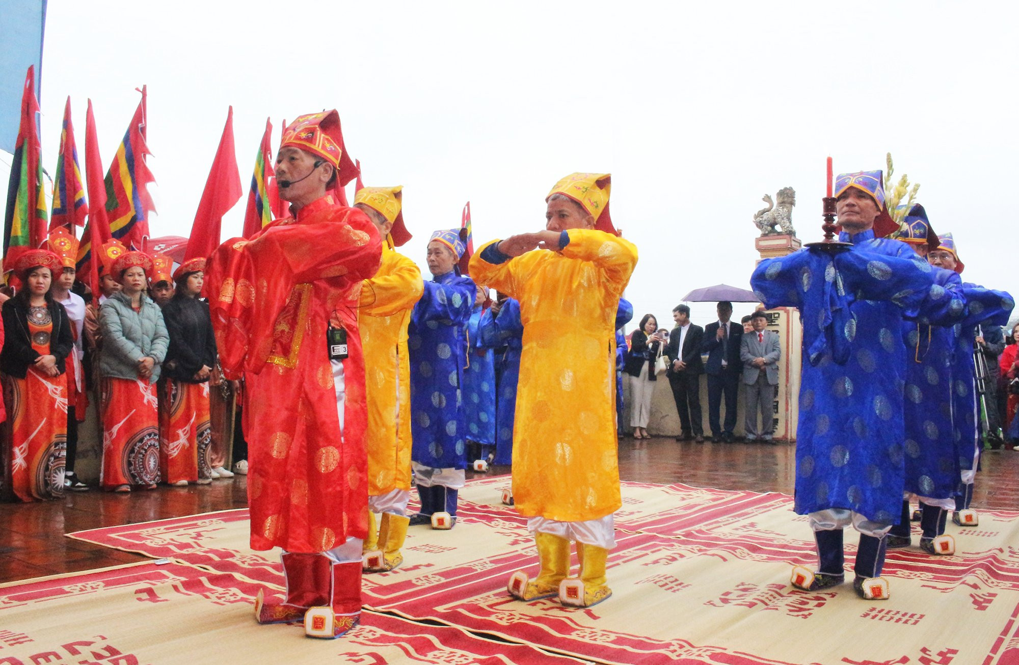 Phần lễ được tổ chức trang trọng với các nghi thức như Cáo yết, cúng Thần Nông thể hiện lòng biết ơn vô hạn với các Vua Hùng đã có công khai sáng ra nghề trồng lúa nước của dân tộc ta.