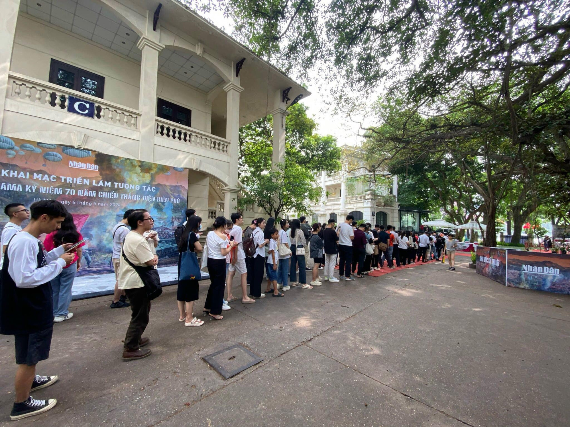 Bạn đọc xếp hàng dài chờ tới lượt sở hữu phụ san panorama.