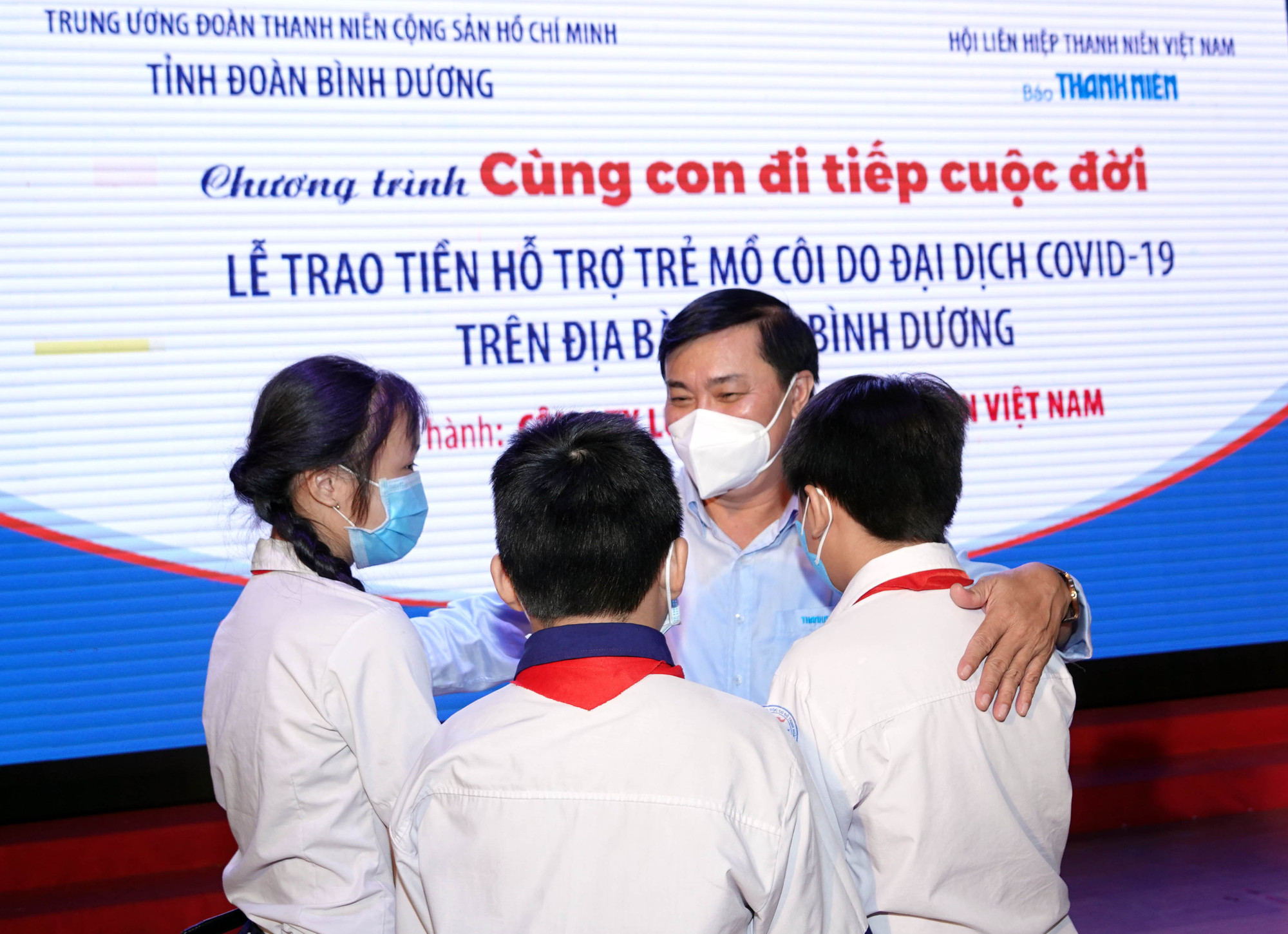 Chương trình "Cùng con đi tiếp cuộc đời" đã tiếp sức cho khoảng 2.000 trẻ em mồ côi sau đại dịch Covid-19.