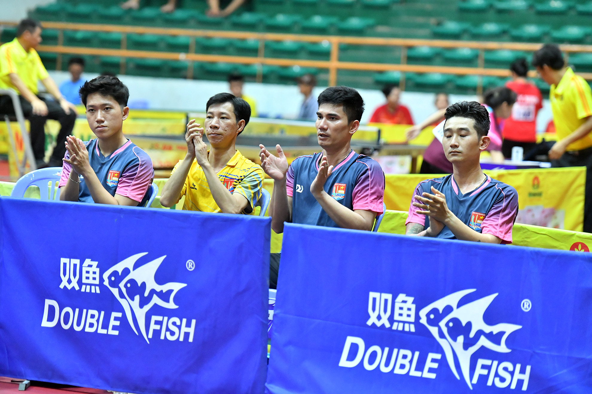 Cổ vũ hết mình cho đồng đội chiến thắng.