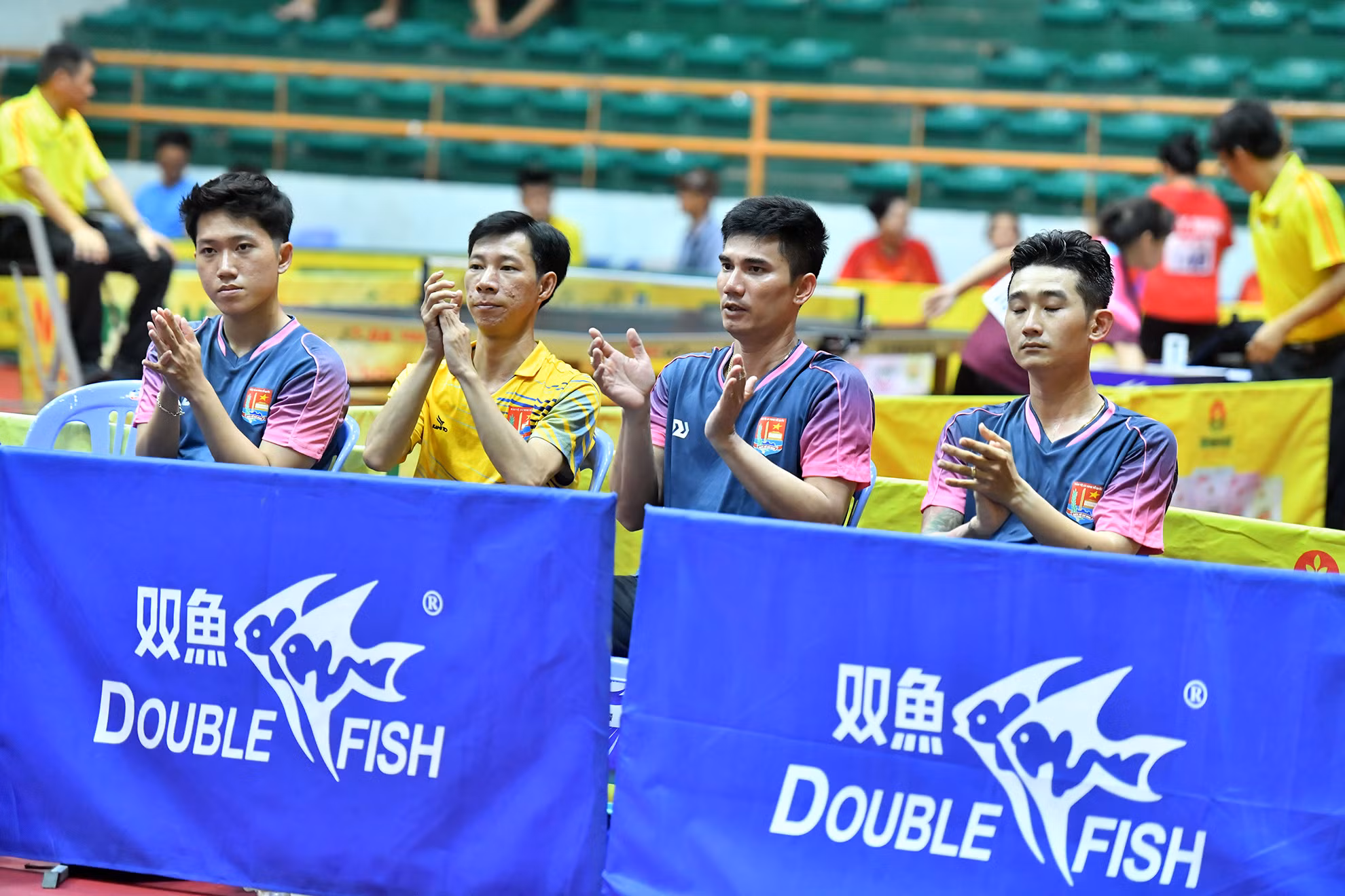 Cổ vũ hết mình cho đồng đội chiến thắng.