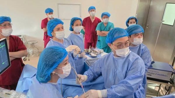 Các bác sĩ cân não can thiệp hút dịch màng phổi cho thai nhi.